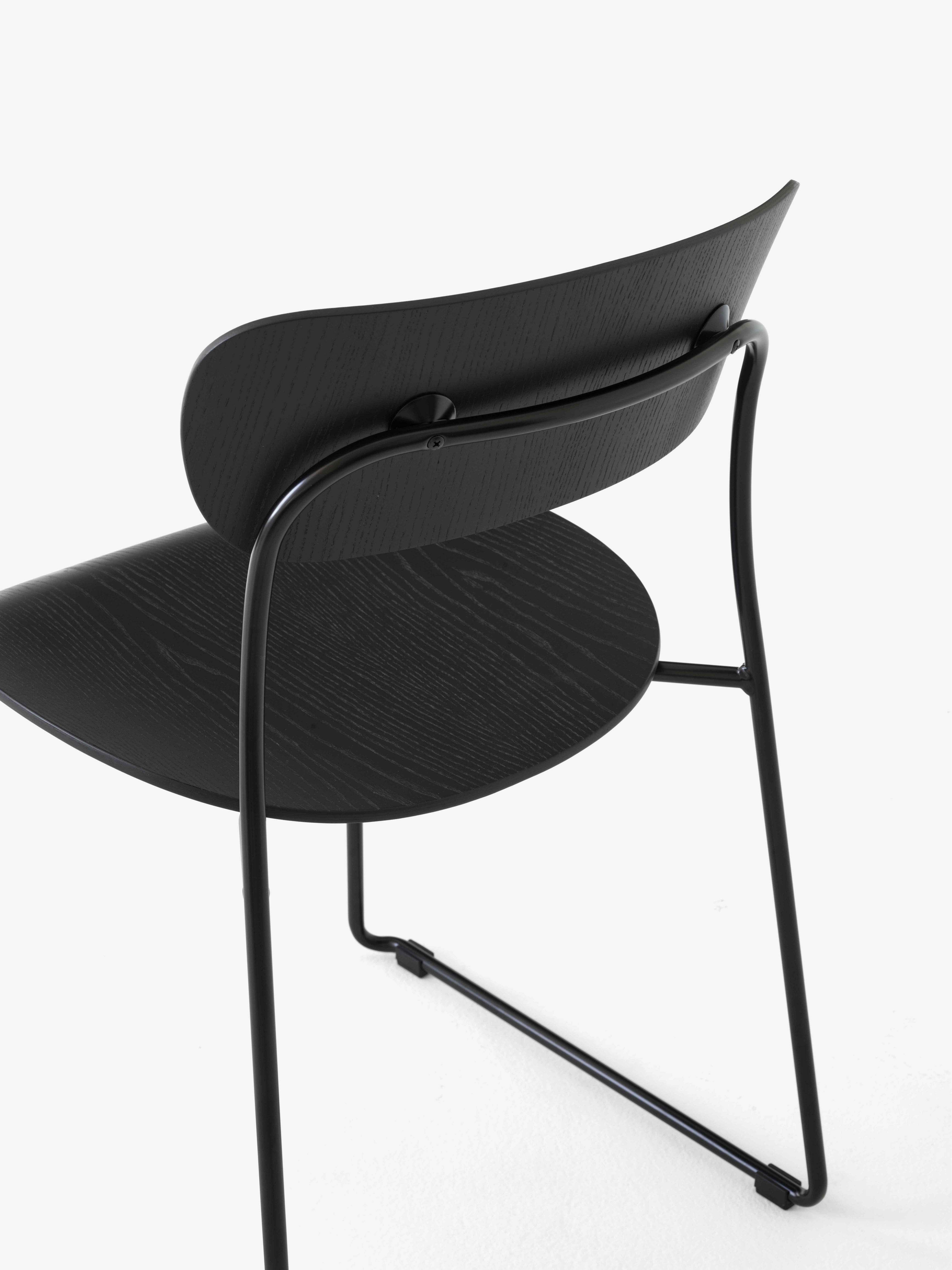 Stuhl PAVILION AV51 schwarz lackierte Eiche mit schwarzem Gestell