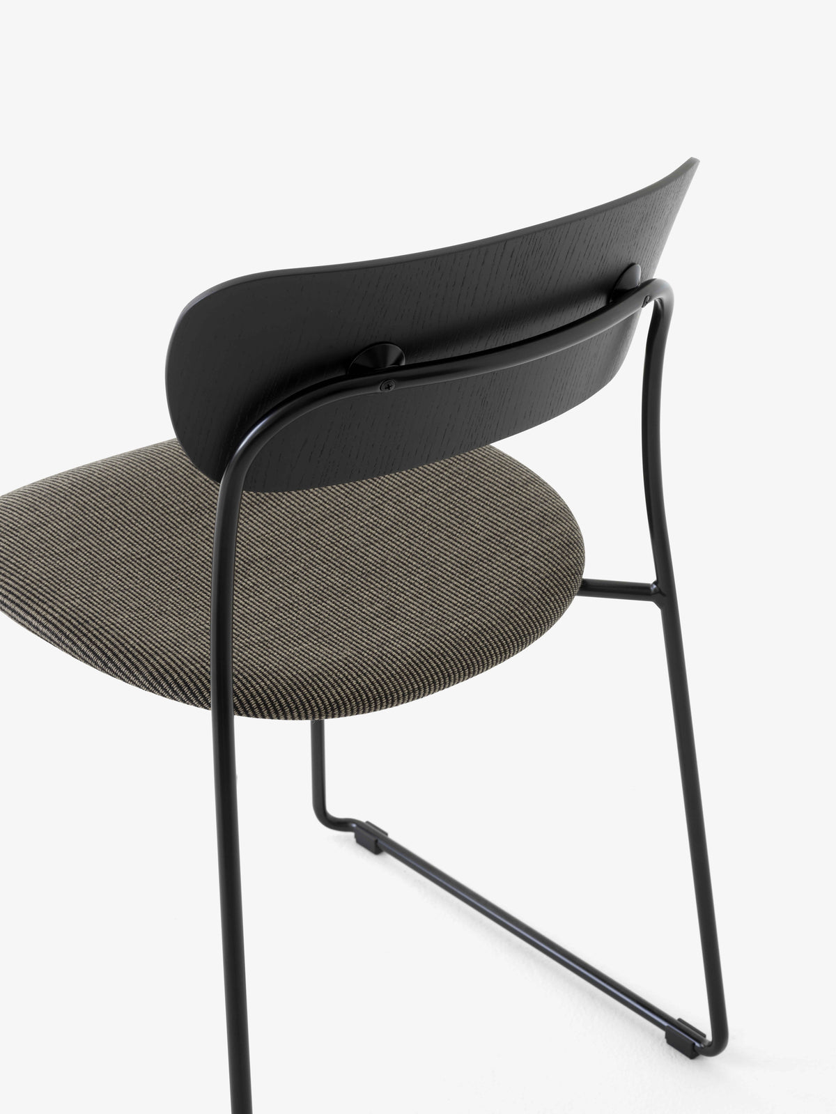 Stuhl PAVILION AV52 schwarzer lackierter Eiche mit gepolstertem Sitz und schwarzem Gestell