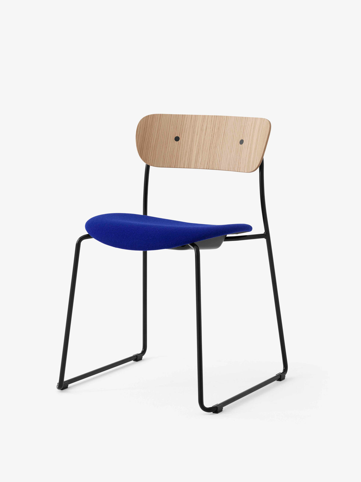 Stuhl PAVILION AV52 lackierte Eiche mit gepolstertem Sitz und schwarzem Gestell