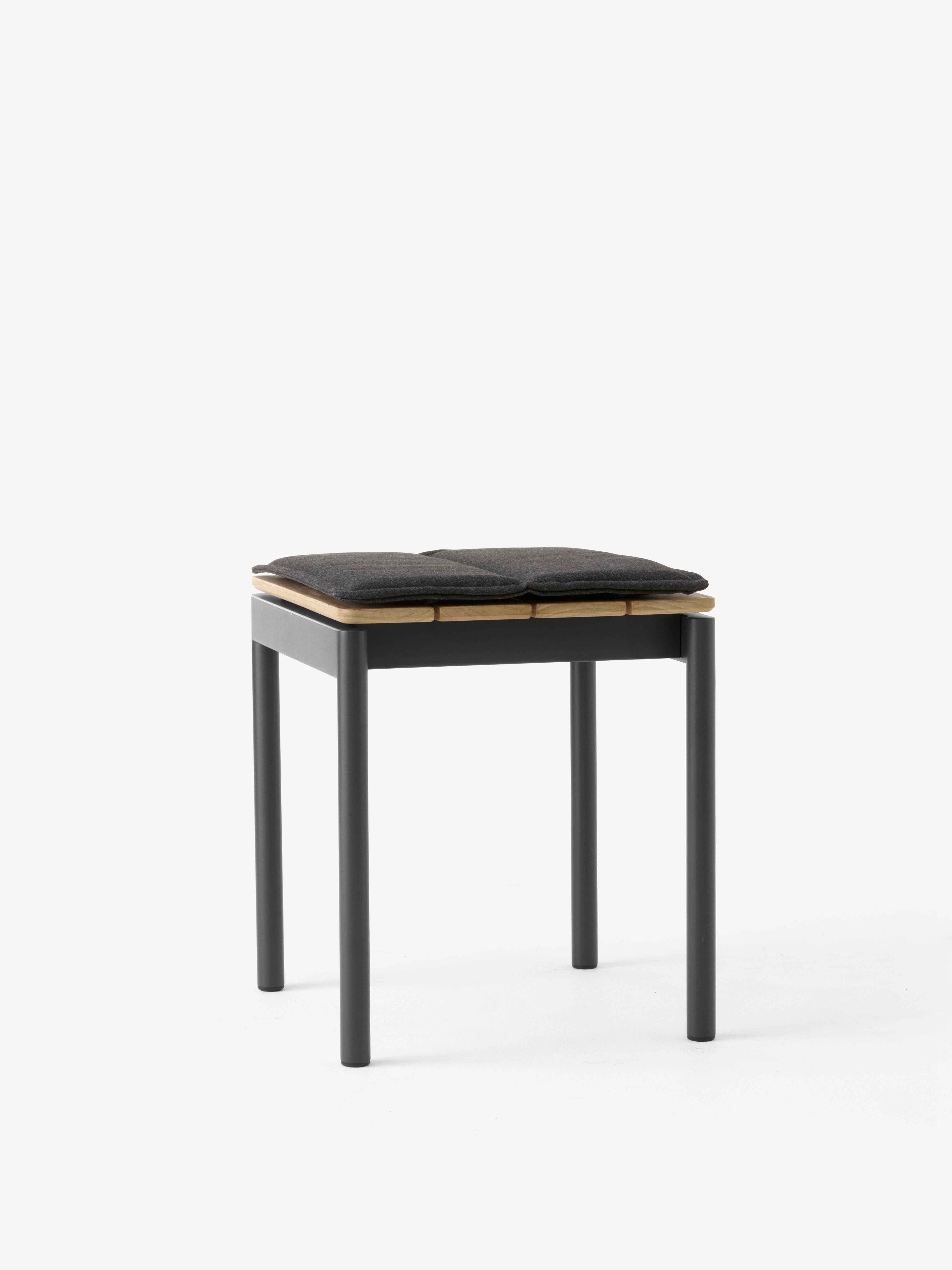 Hocker VILLE AV47 Teakholz mit schwarzem Gestell