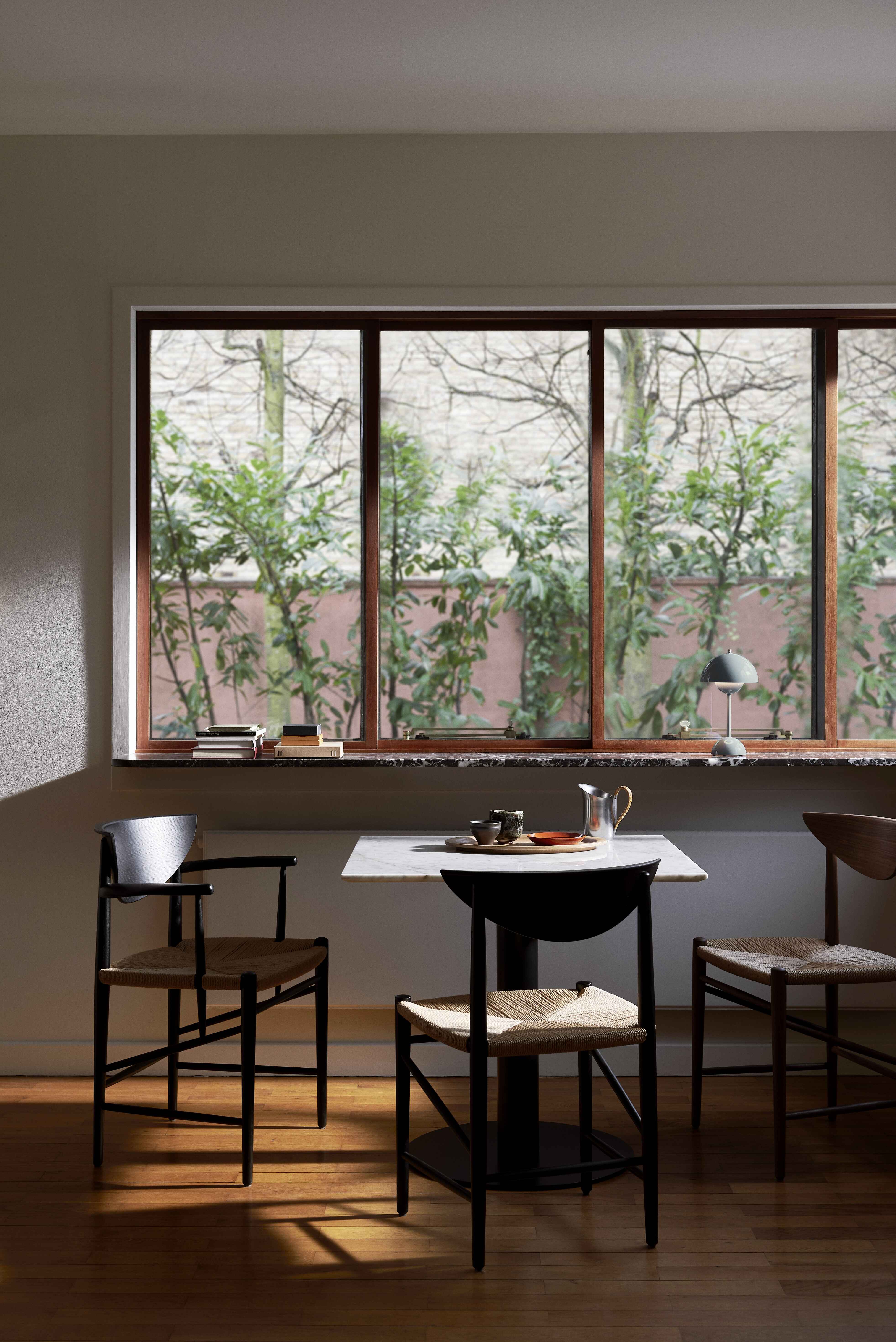 Café-Tisch IN BETWEEN SK16 mit schwarzer Laminatplatte und braunem Gestell