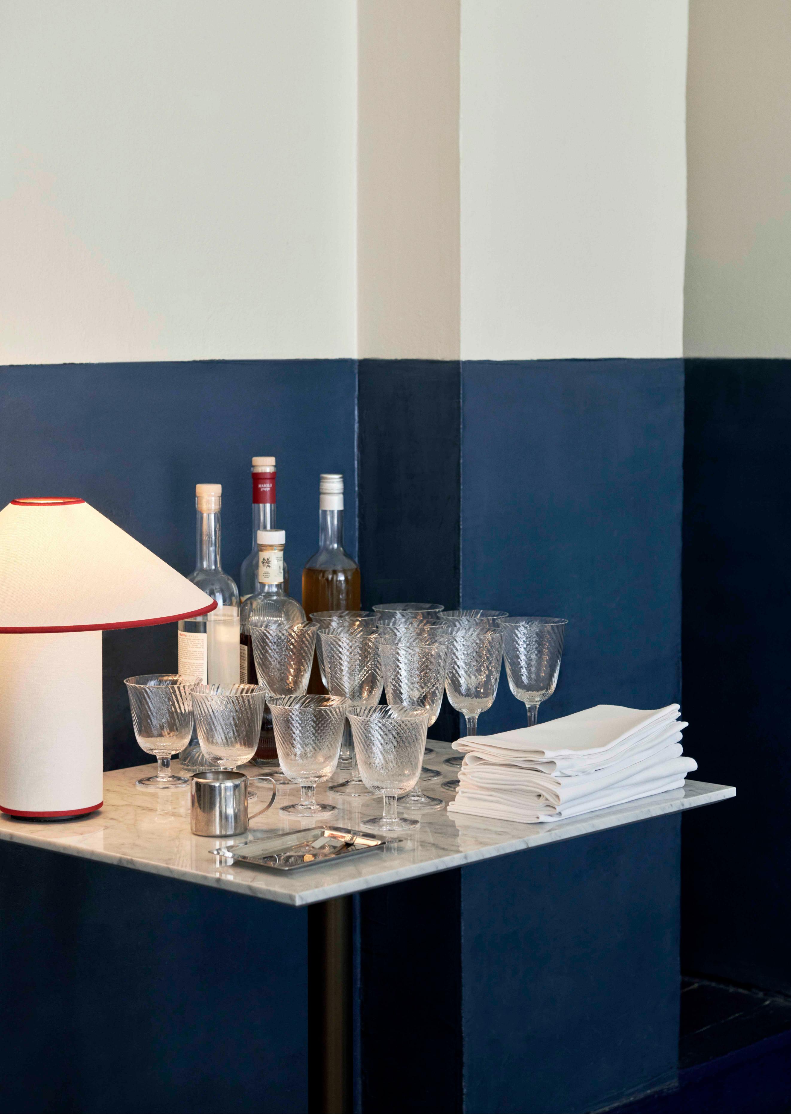 Café-Tisch IN BETWEEN SK16 mit schwarzer Laminatplatte und braunem Gestell