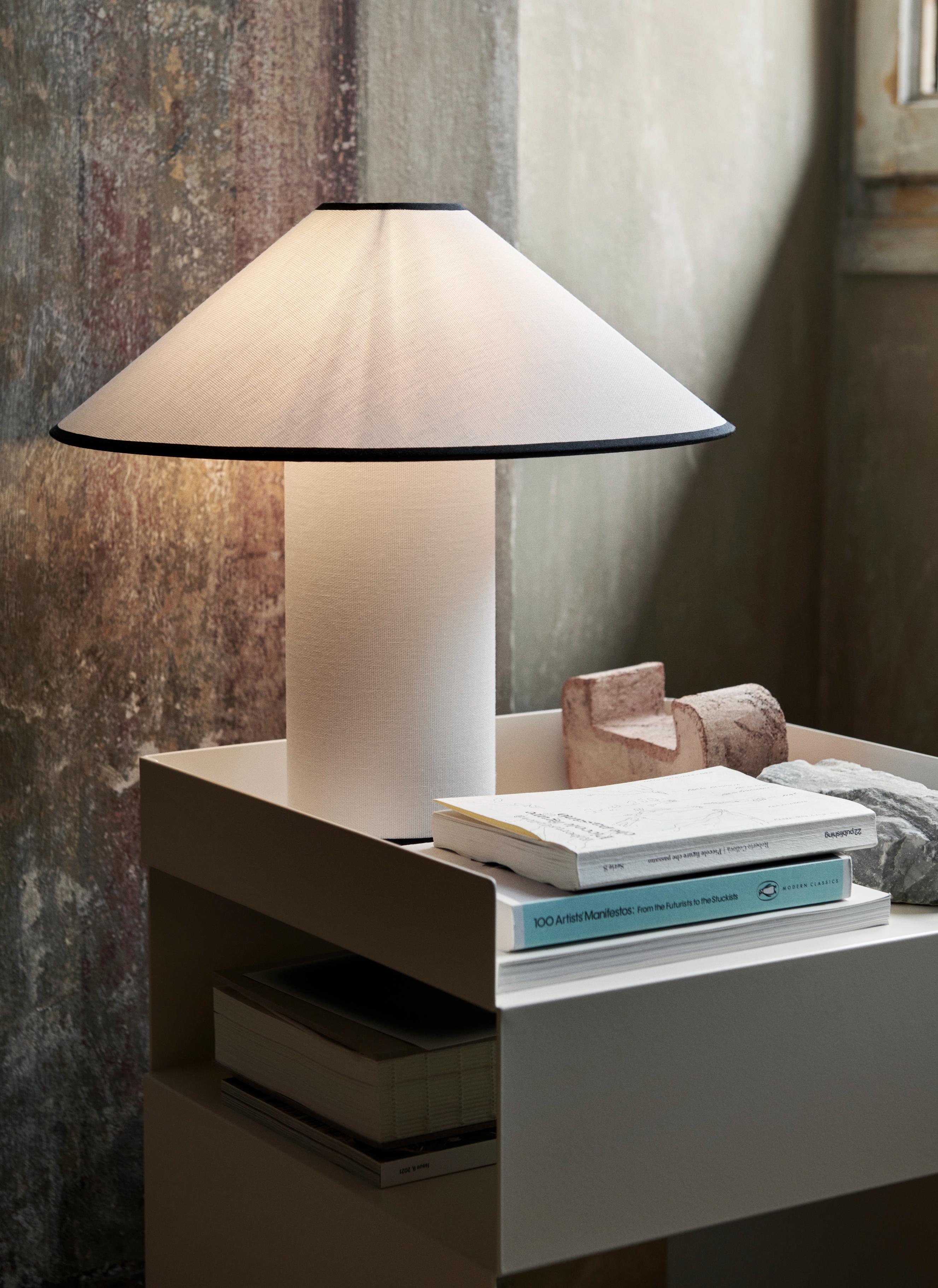 Tischlampe COLETTE ATD6 in Weiß mit schwarzem Finish