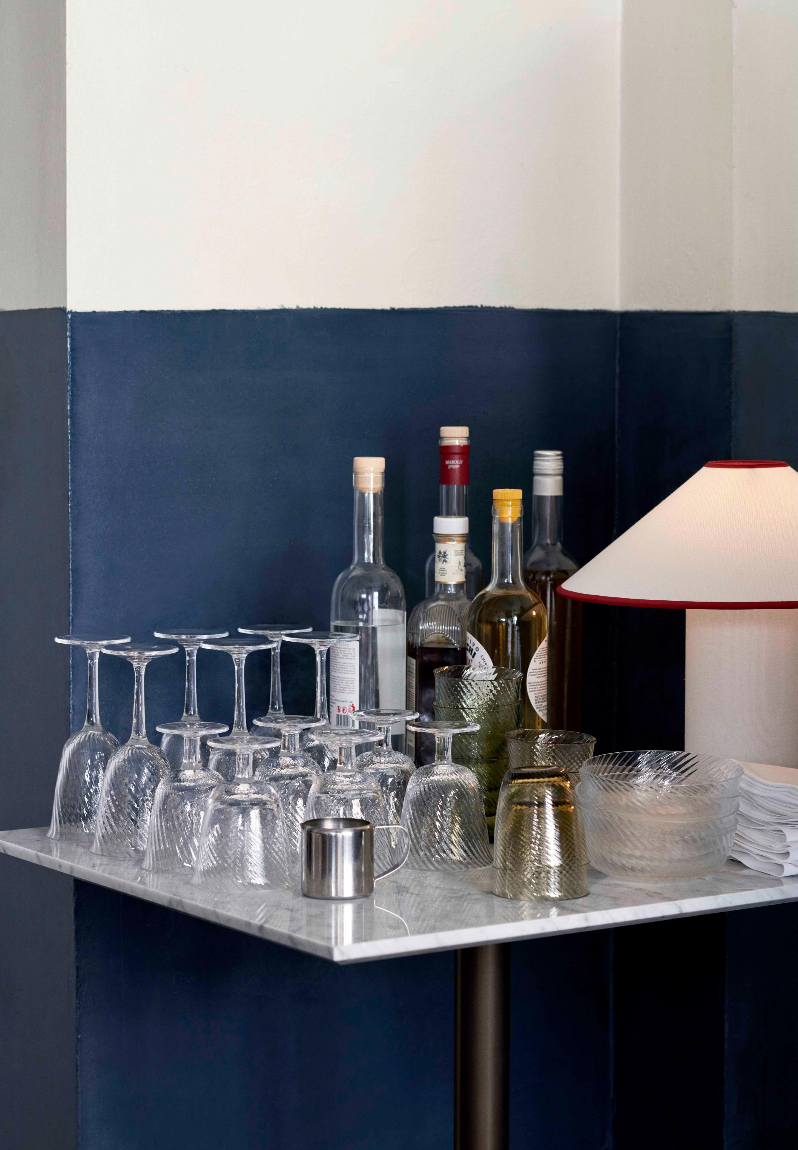 Café-Tisch IN BETWEEN SK16 mit schwarzer Laminatplatte und braunem Gestell