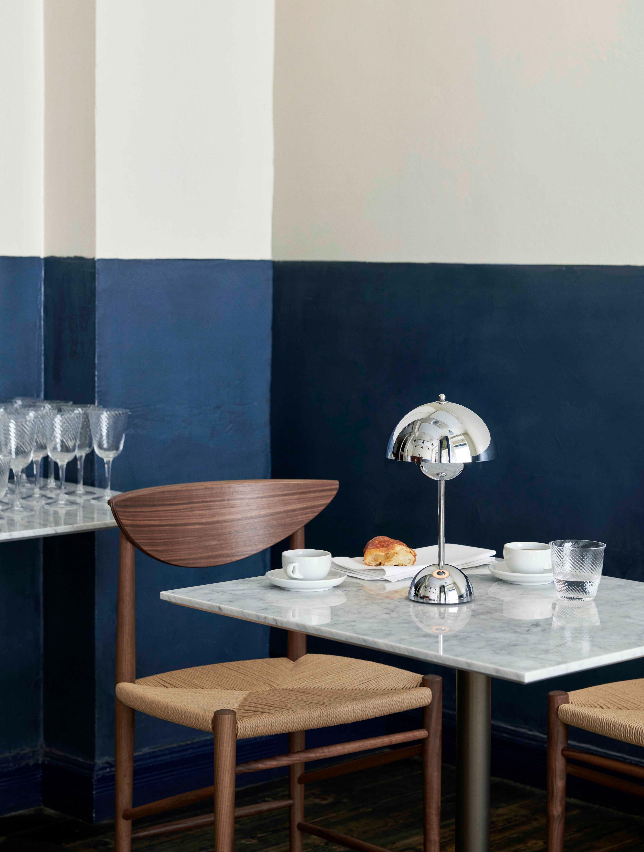 Café-Tisch IN BETWEEN SK16 mit schwarzer Laminatplatte und braunem Gestell