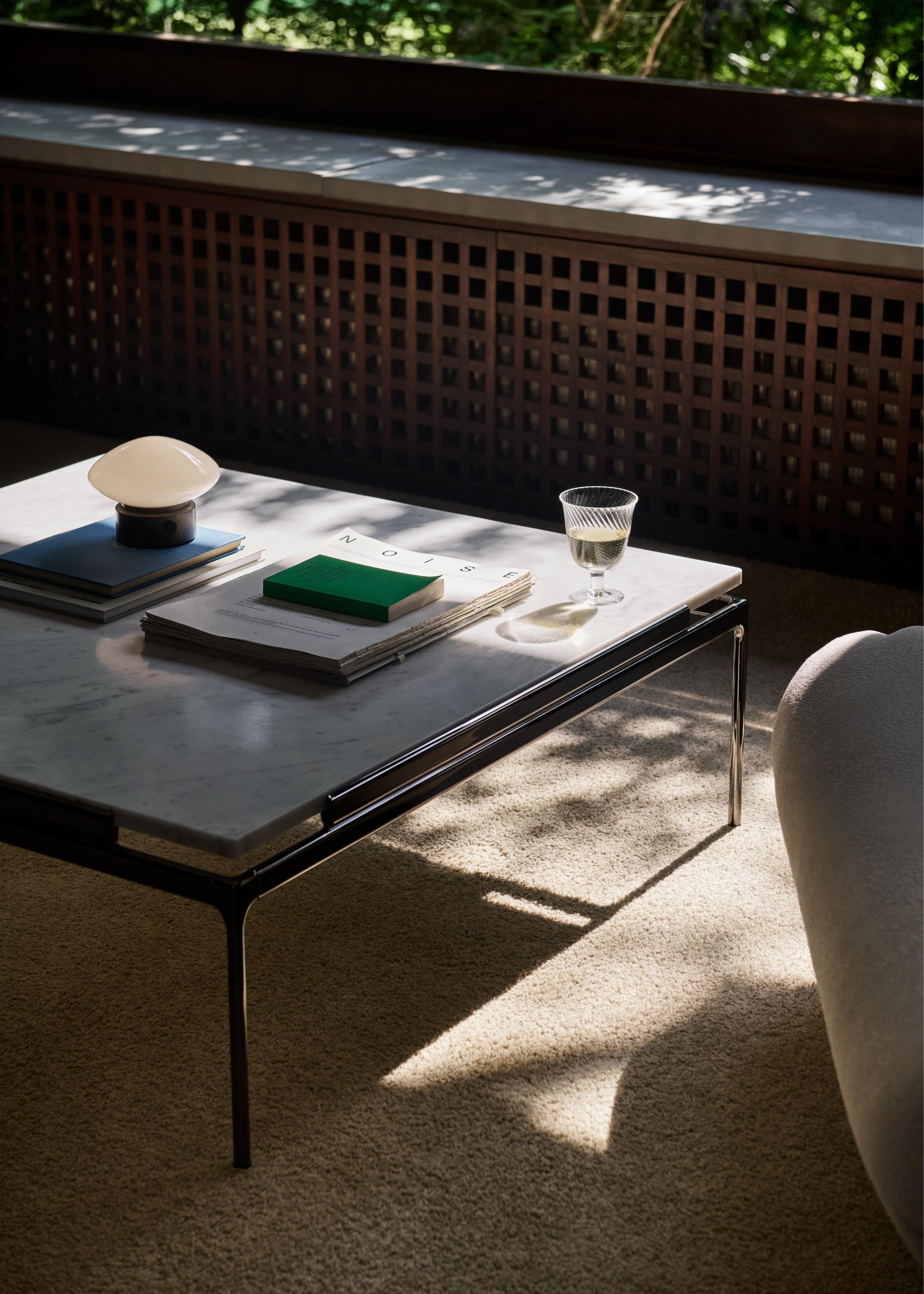 Quadratischer Couchtisch SETT LN13 mit rauchigem Glas und verchromtem Gestell