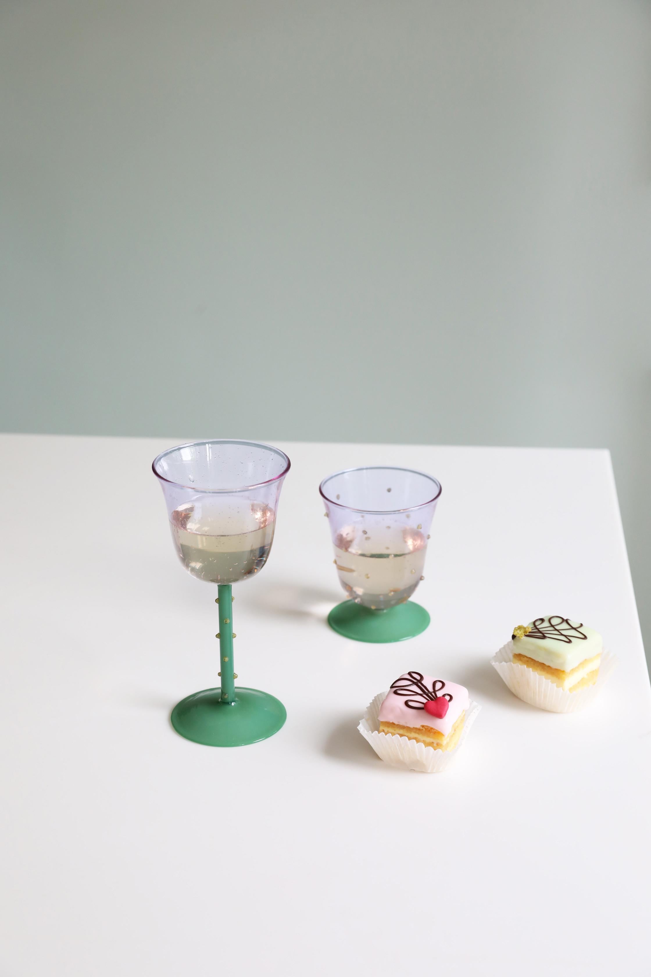 Set aus grünen Glaskelchen DOT mit lila Akzenten