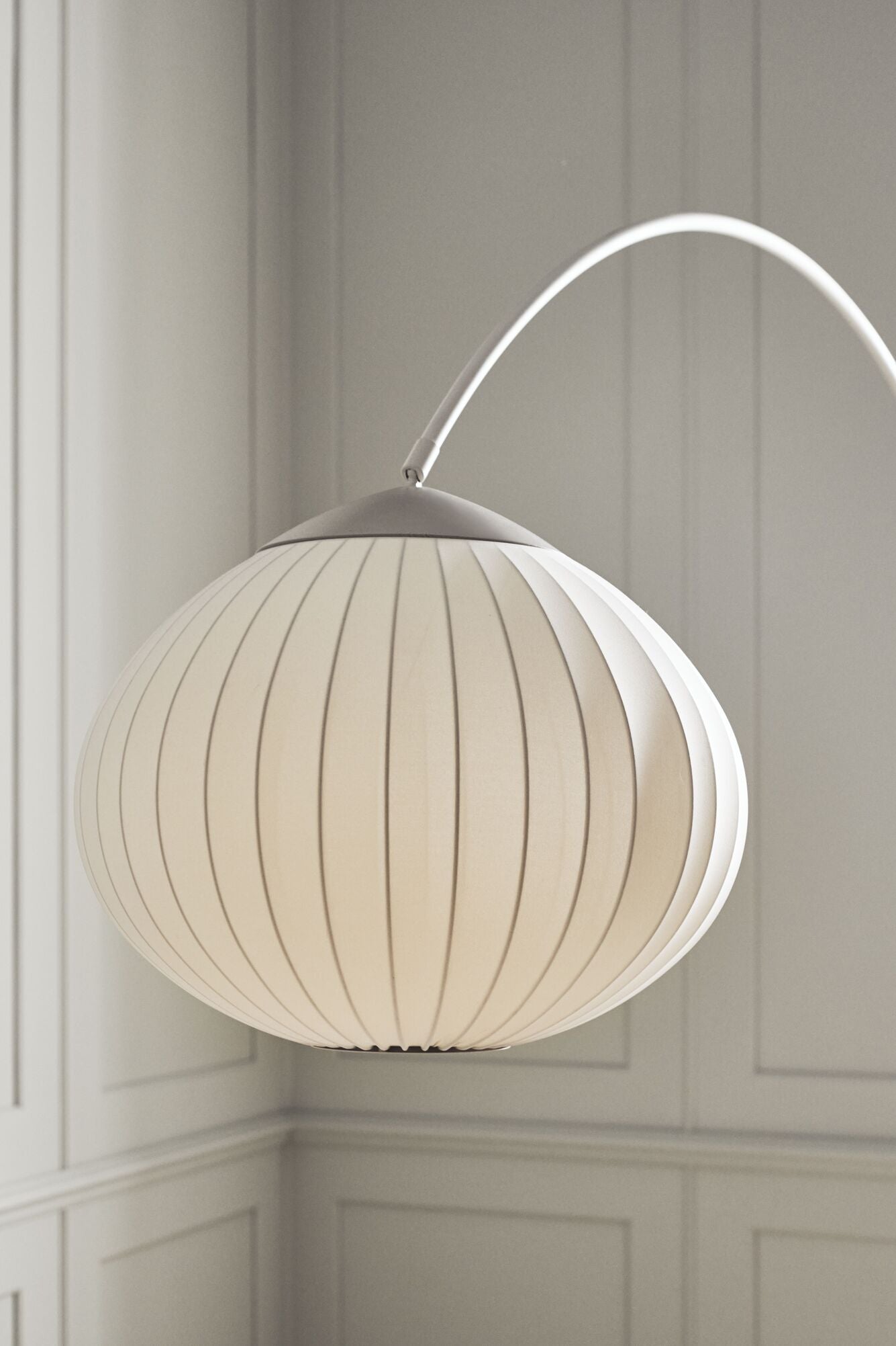 Eichelbodenlampe Beige mit einer Basis aus grauem Beton