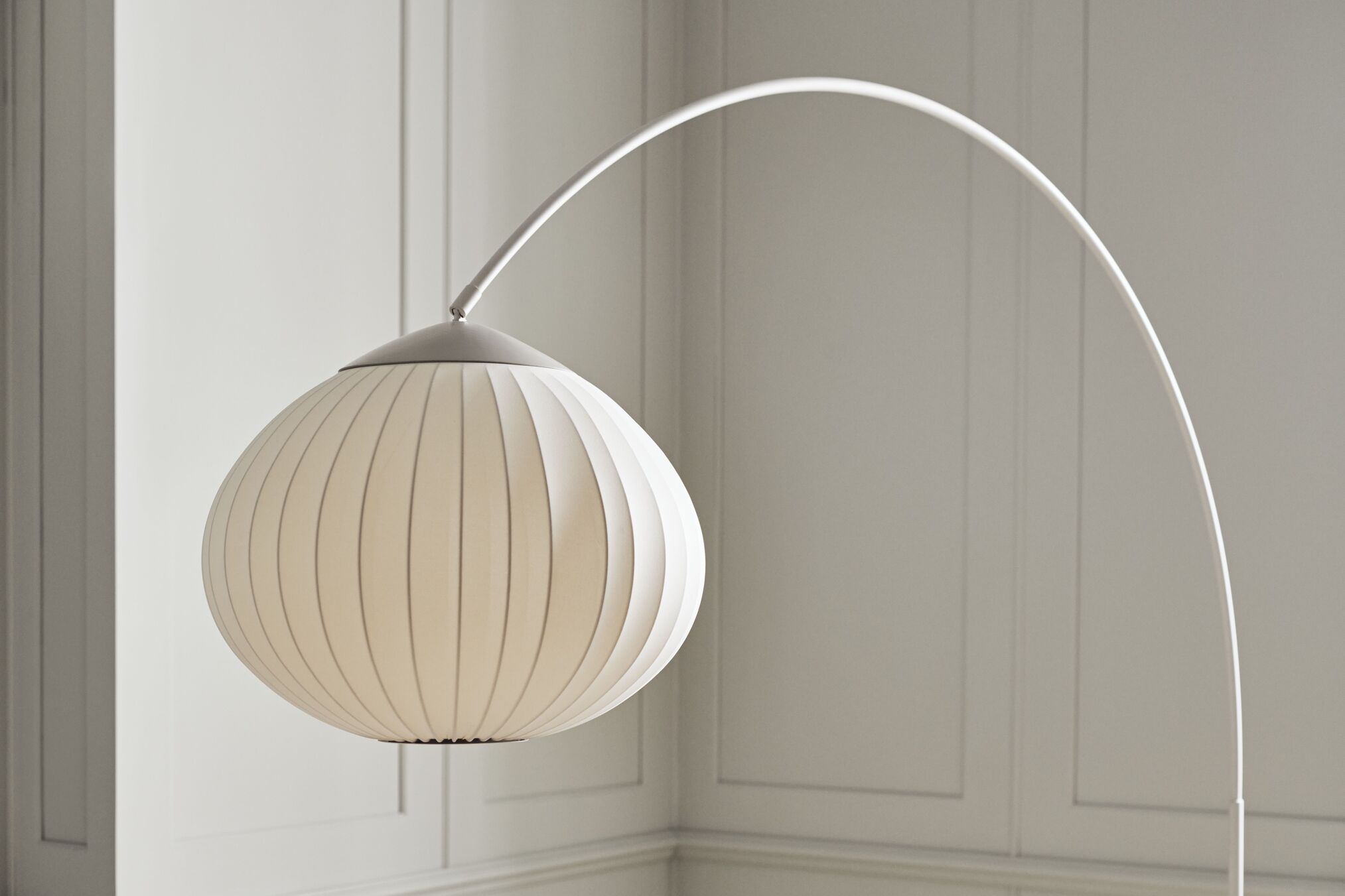 Eichelbodenlampe Beige mit einer Basis aus grauem Beton