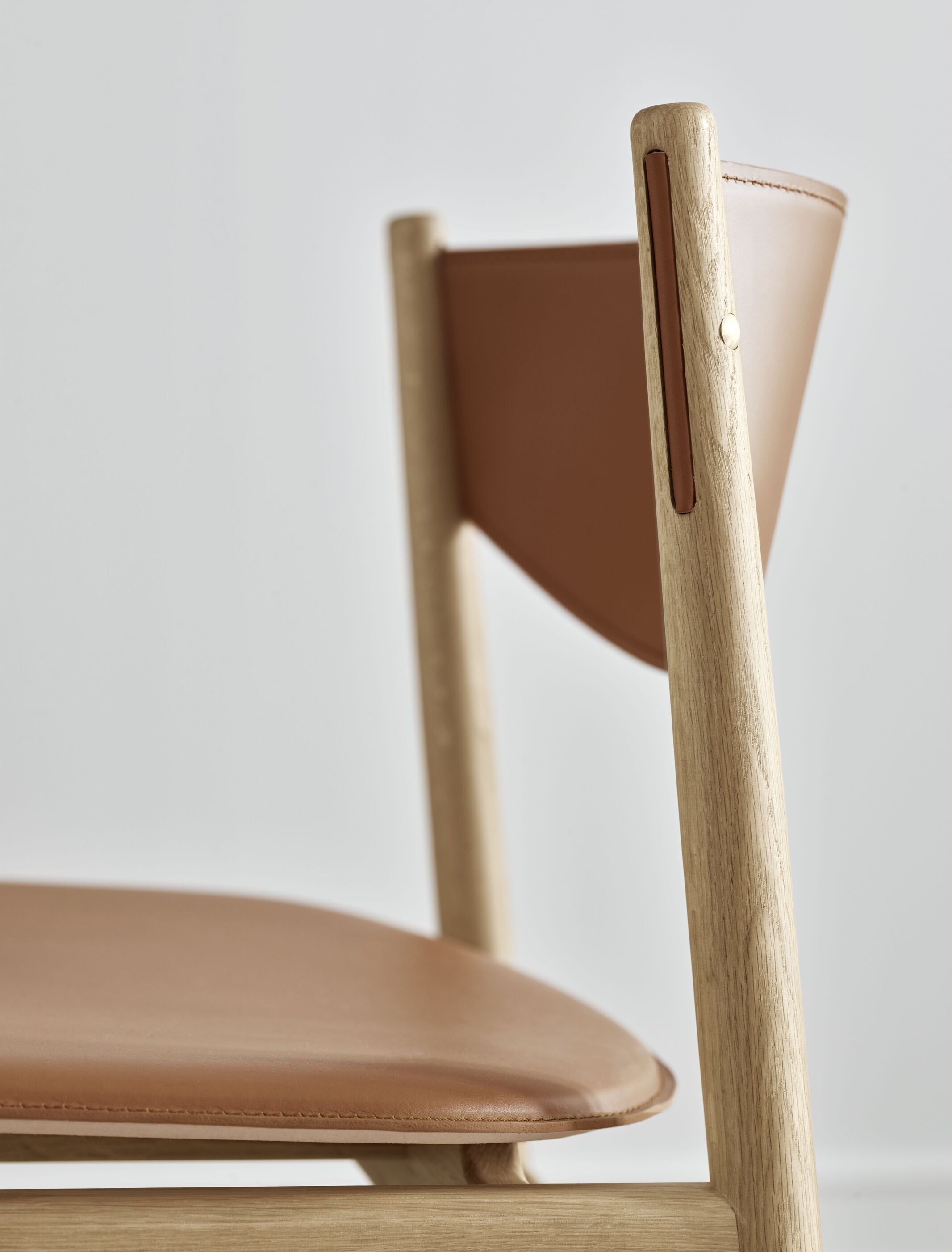 Apelle Chair Beige Leder mit einer weiß getünchten Basis