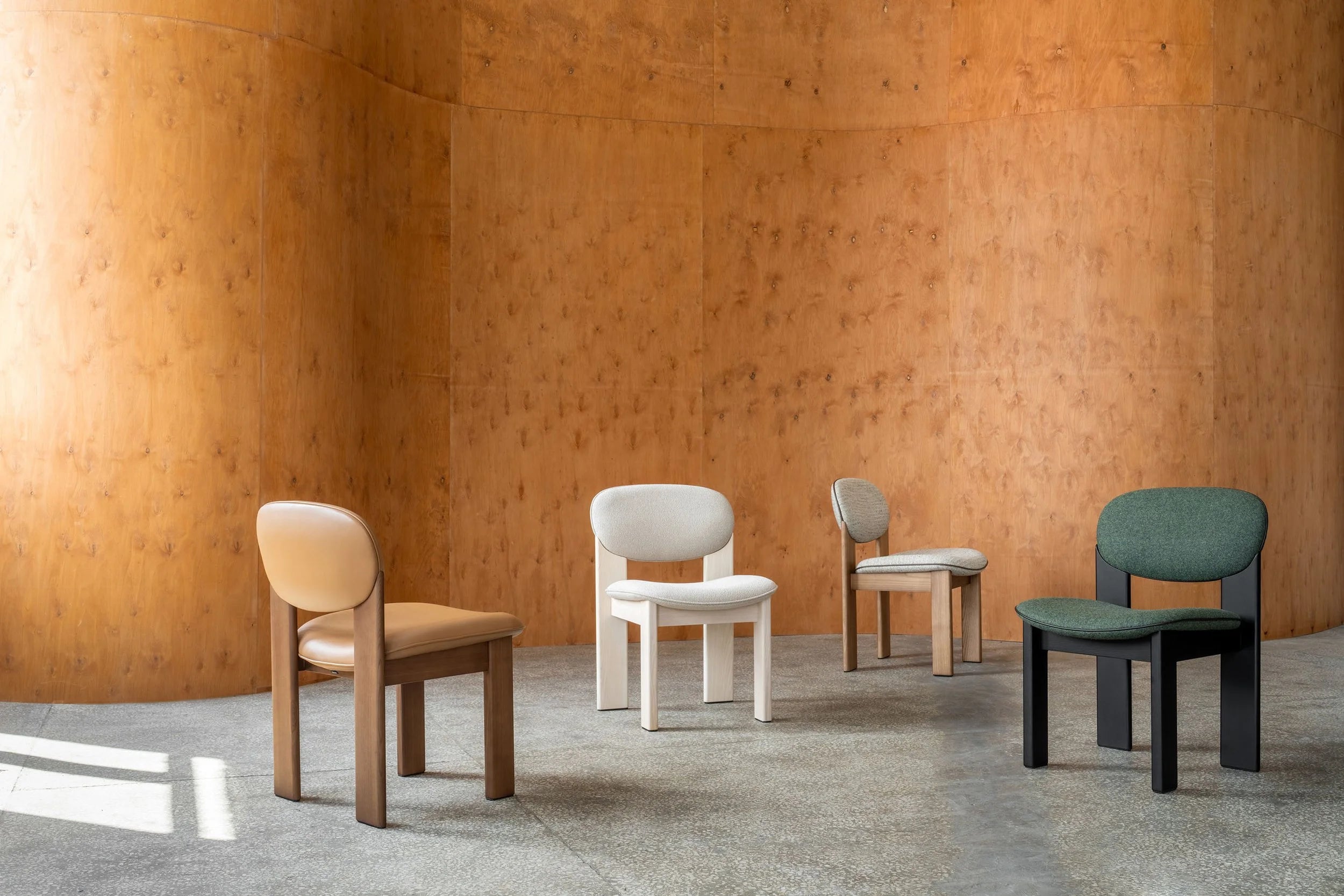 Polsterstuhl ARCHIPEN mit schwarzem Eschenfuß