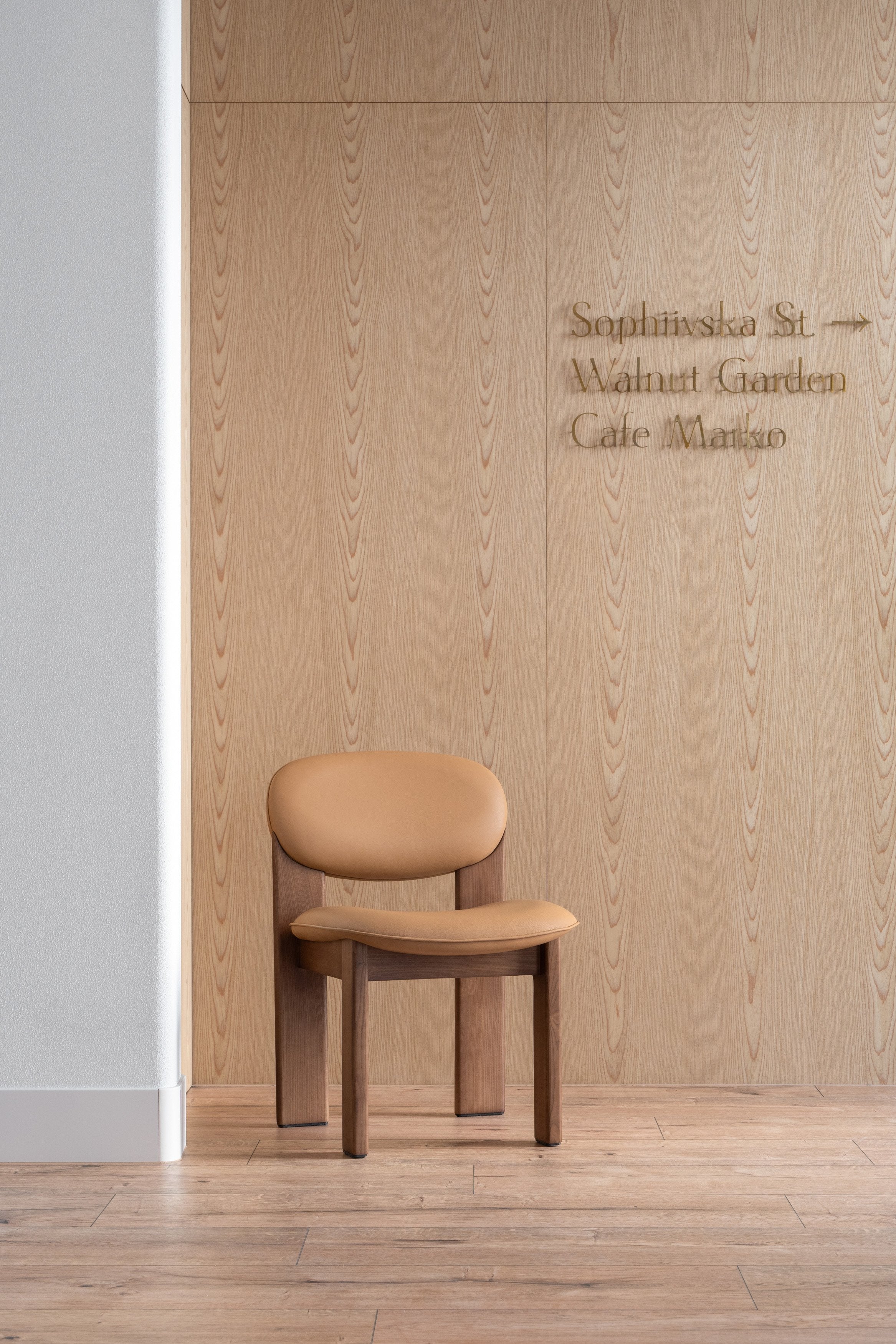 Polsterstuhl ARCHIPEN mit braunem Eschenfuß
