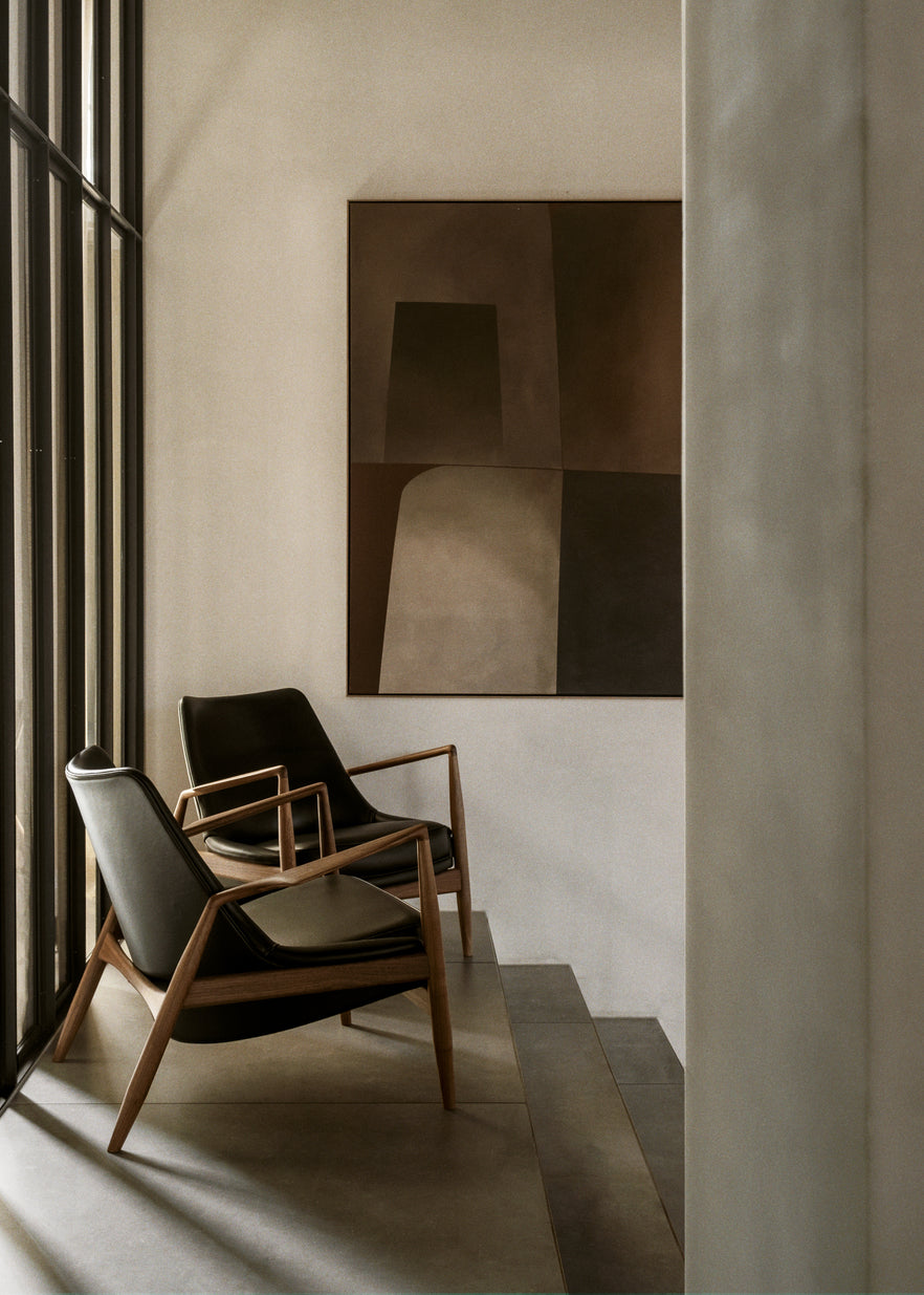 THE SEAL gray armchair with oak base [Julia]