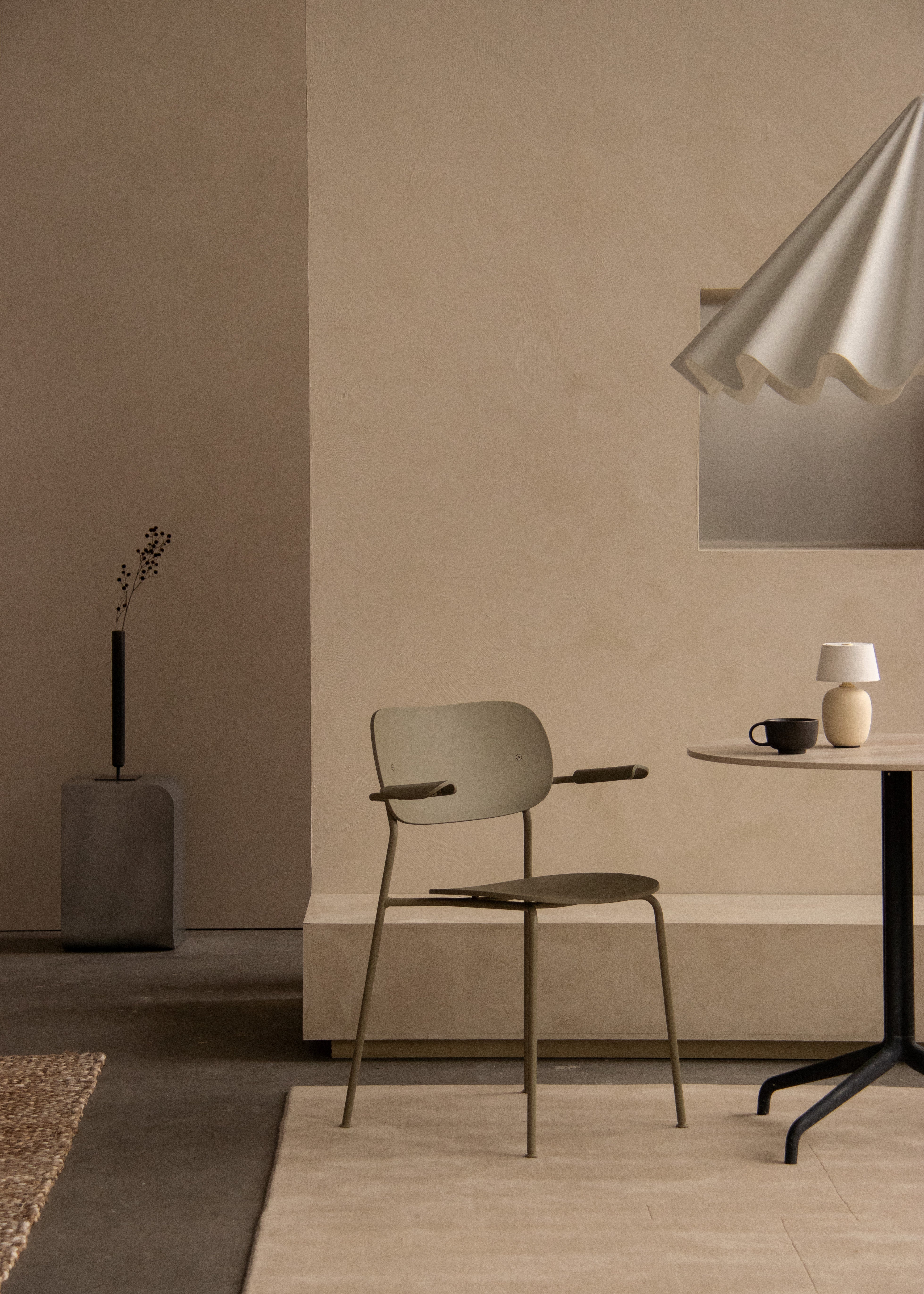 Tragbare Lampe TORSO schwarze Keramik mit weißem Schirm