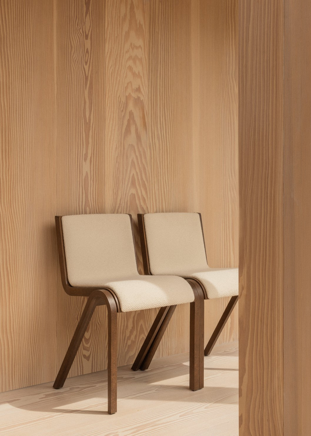 Stuhl READY beige Boucle mit dunklem Eichenfuß