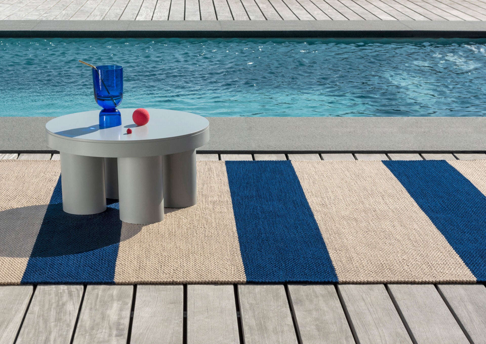 Deck Beige mit blauem Außenteppich