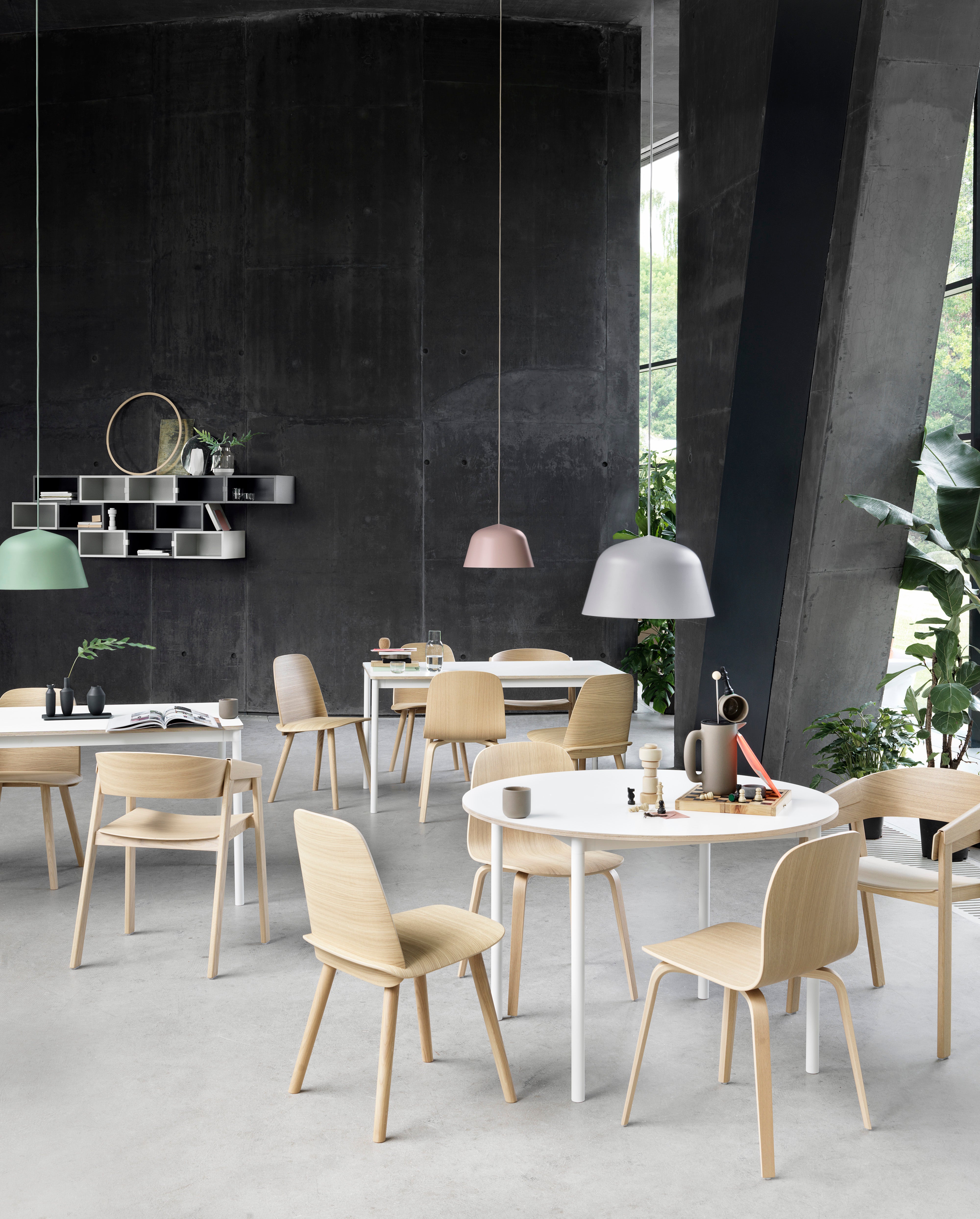 Runder Tisch BASE in Schwarz