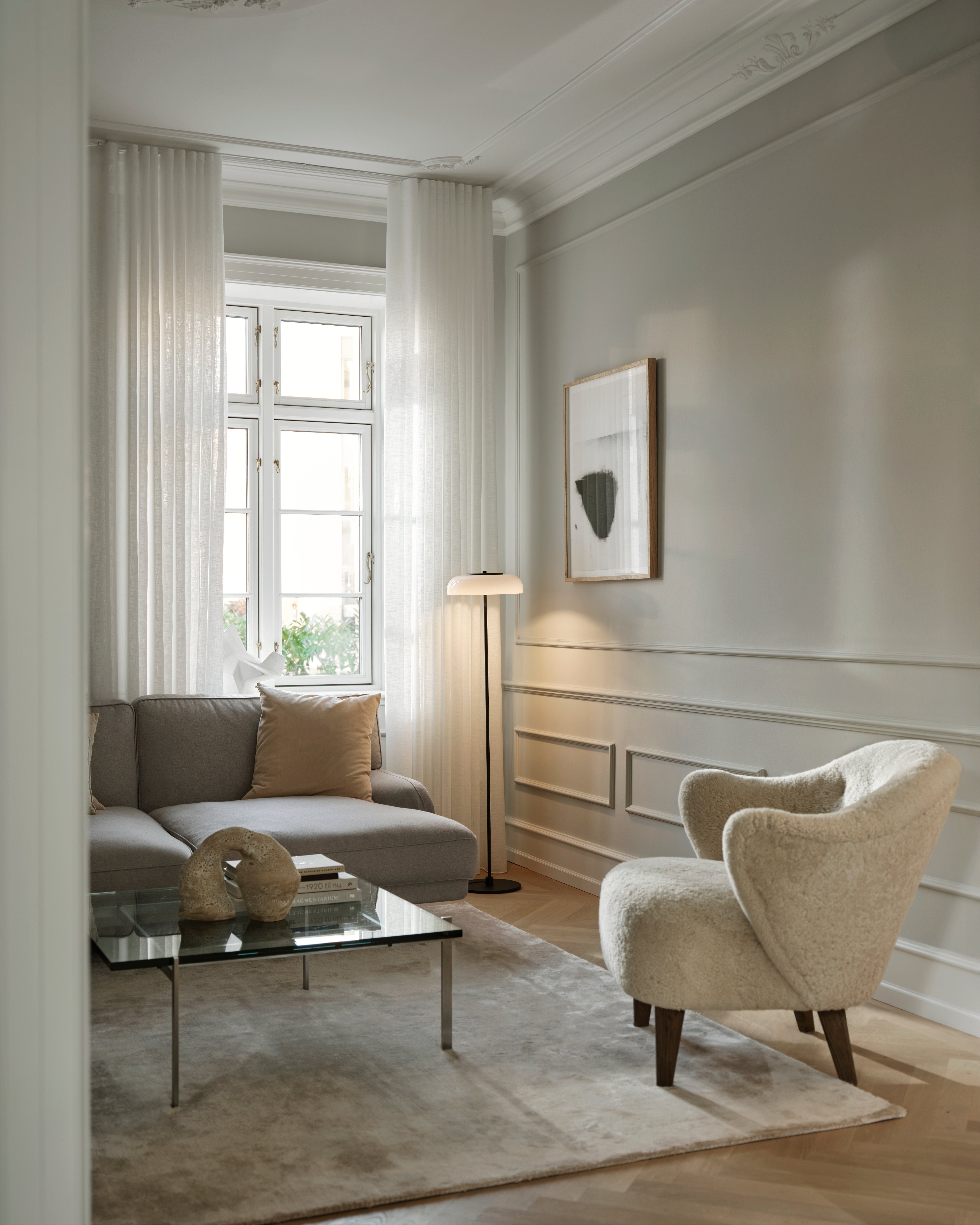 BLOSSI Black Floor Lamp with Opal Glass