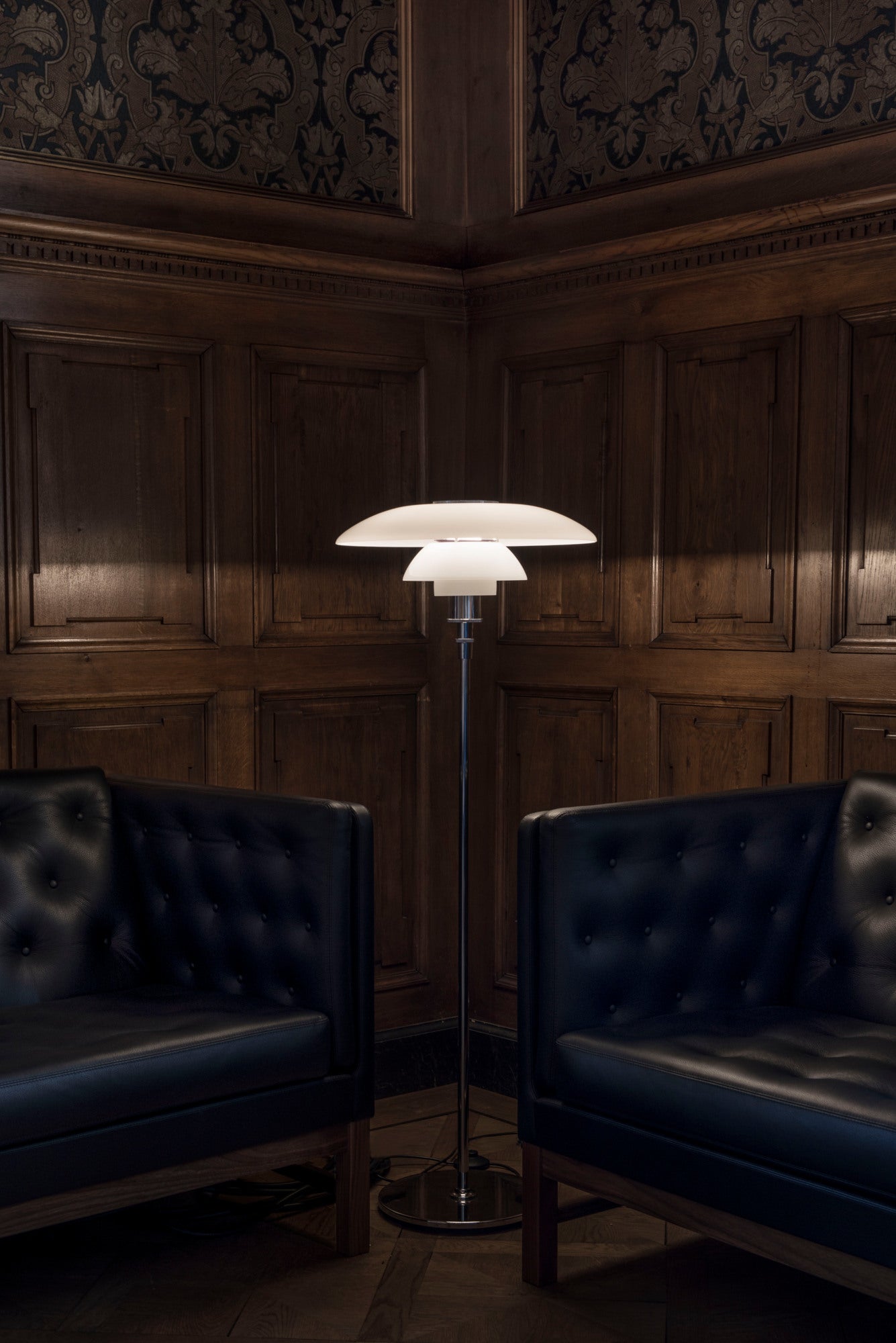 Stehlampe PH 4½-3½ weiß mit verchromtem Fuß