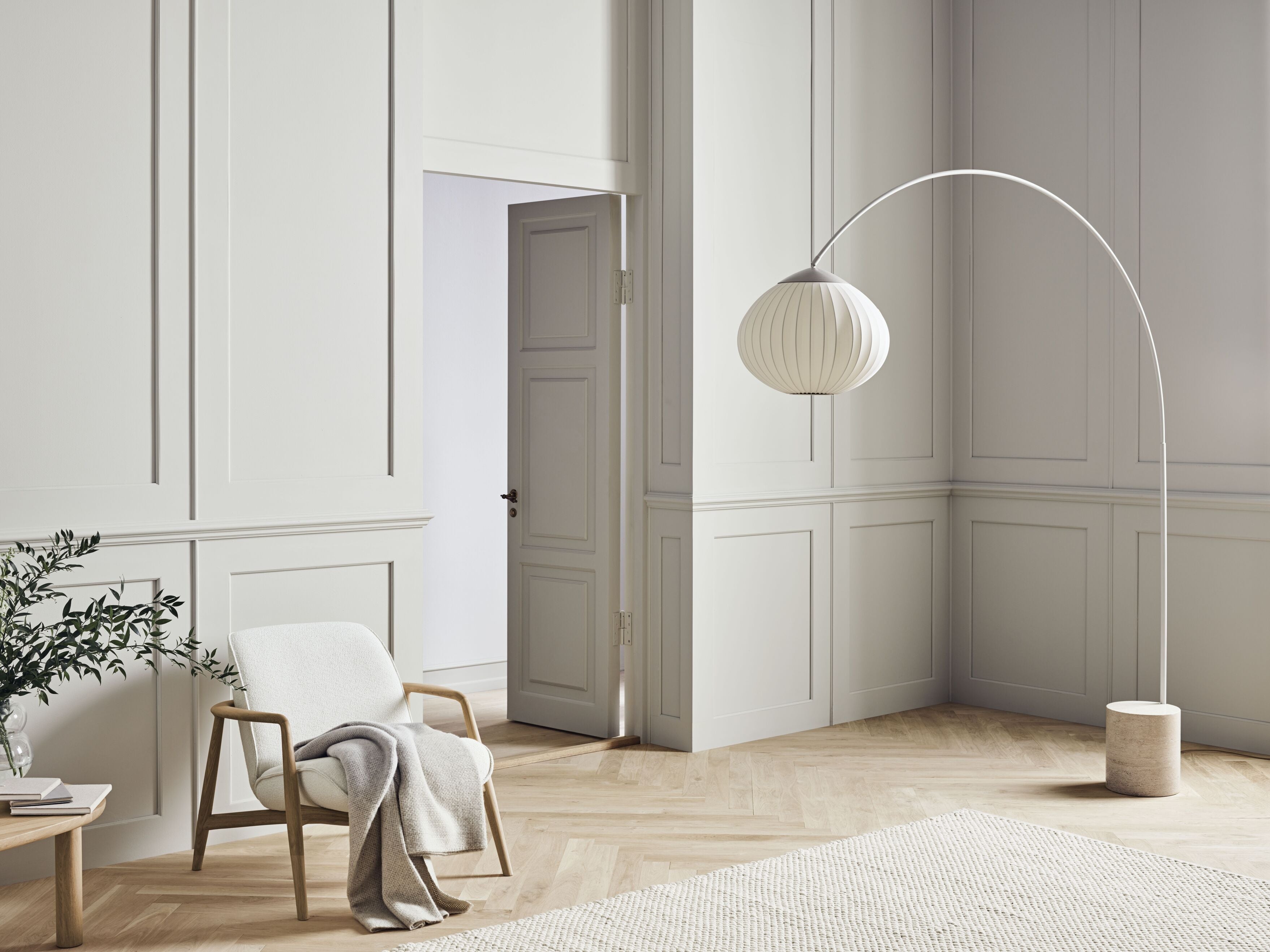 Eichelbodenlampe Beige mit einer Basis aus grauem Beton