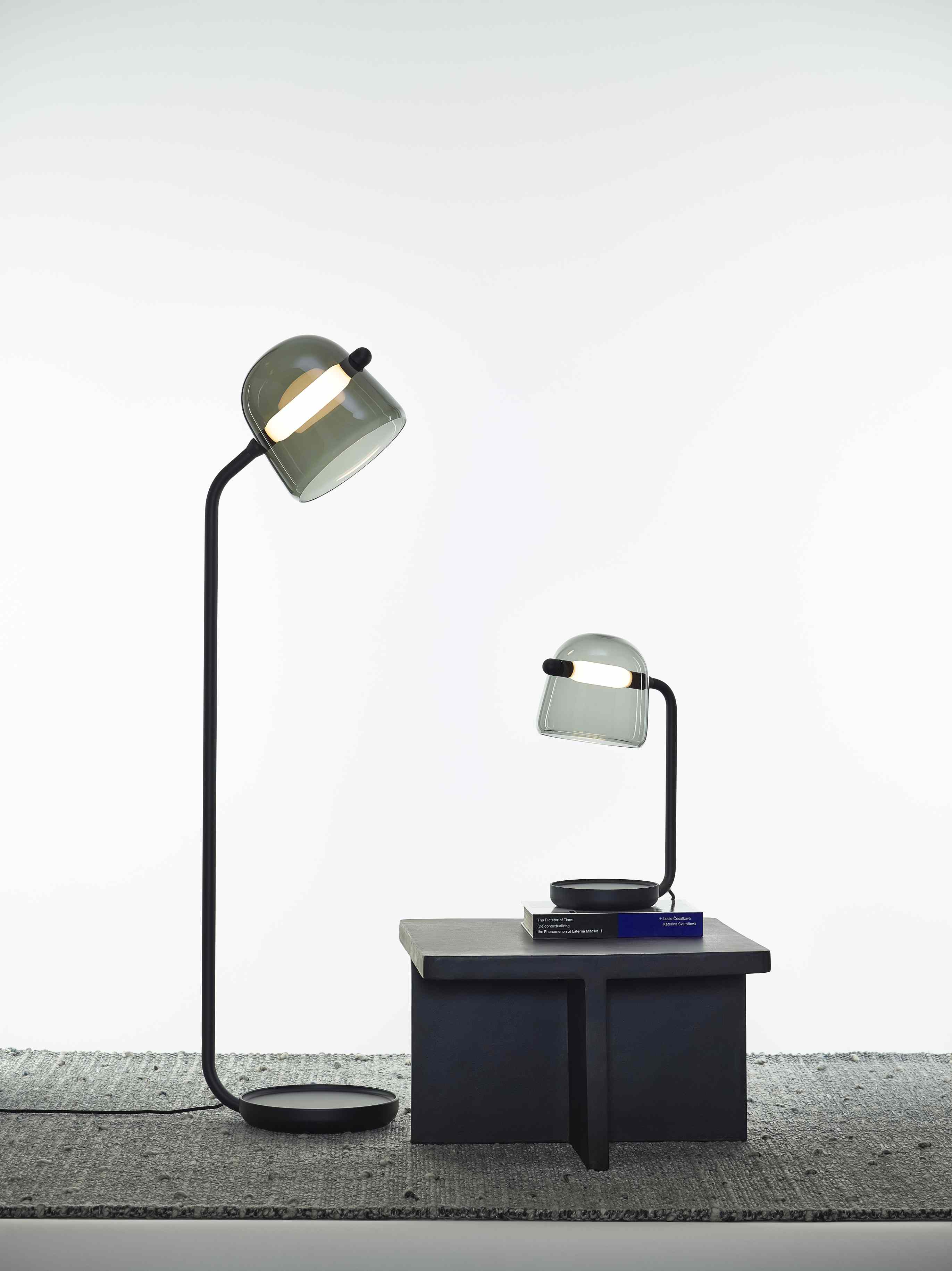 Stehlampe Kana schwarze Basis