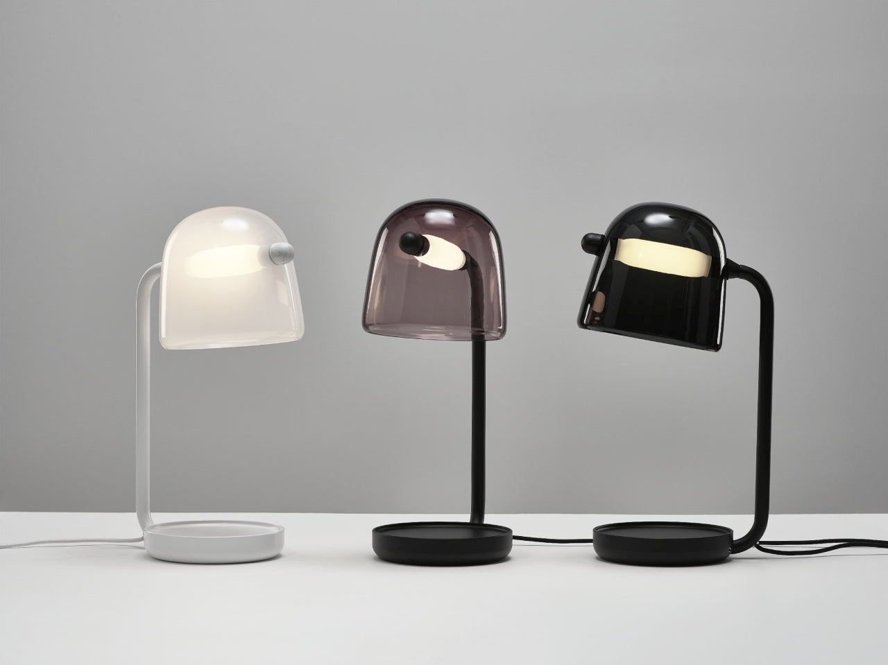 Tischlampe ist eine weiße Basis