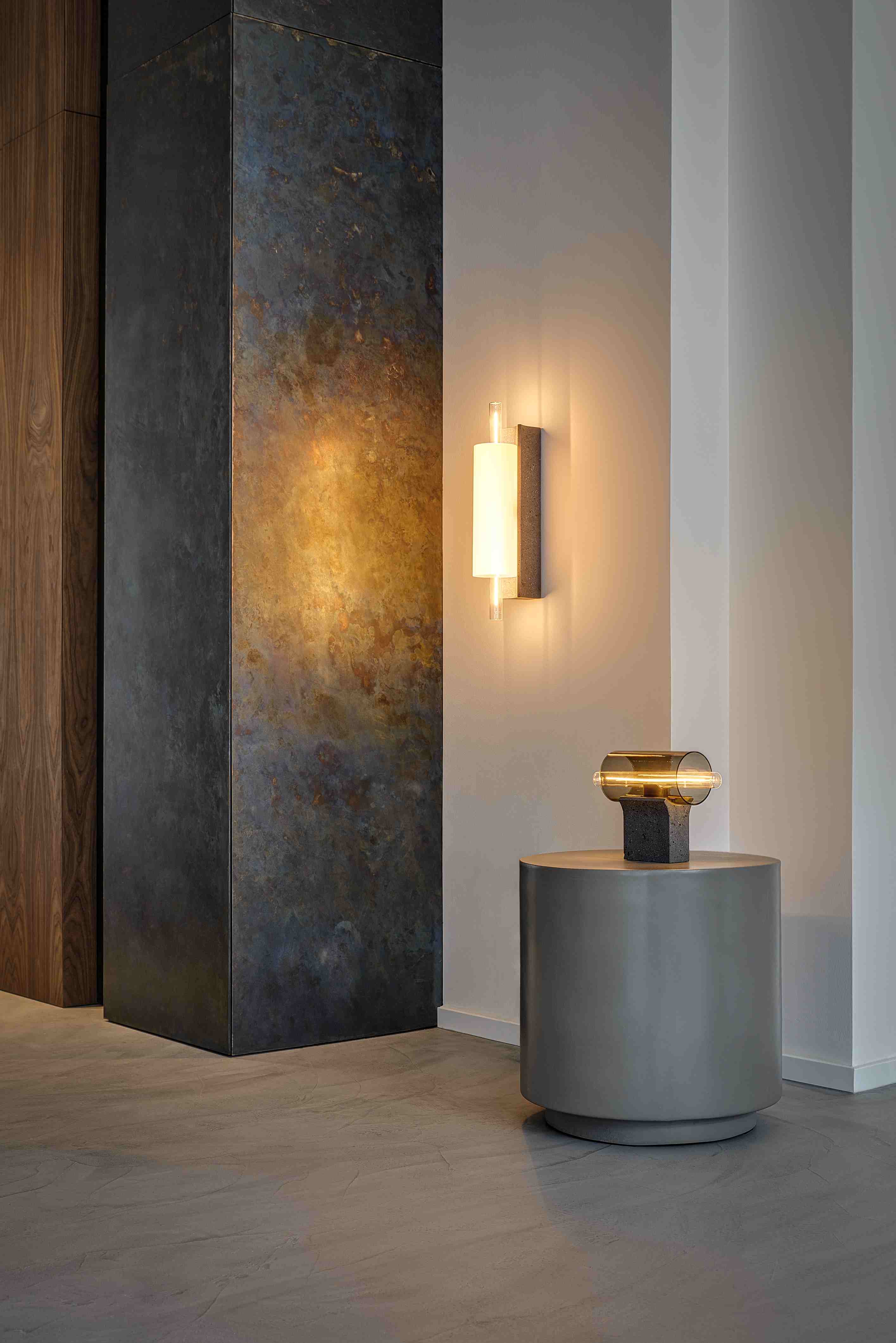 Overlay concrete wall lamp