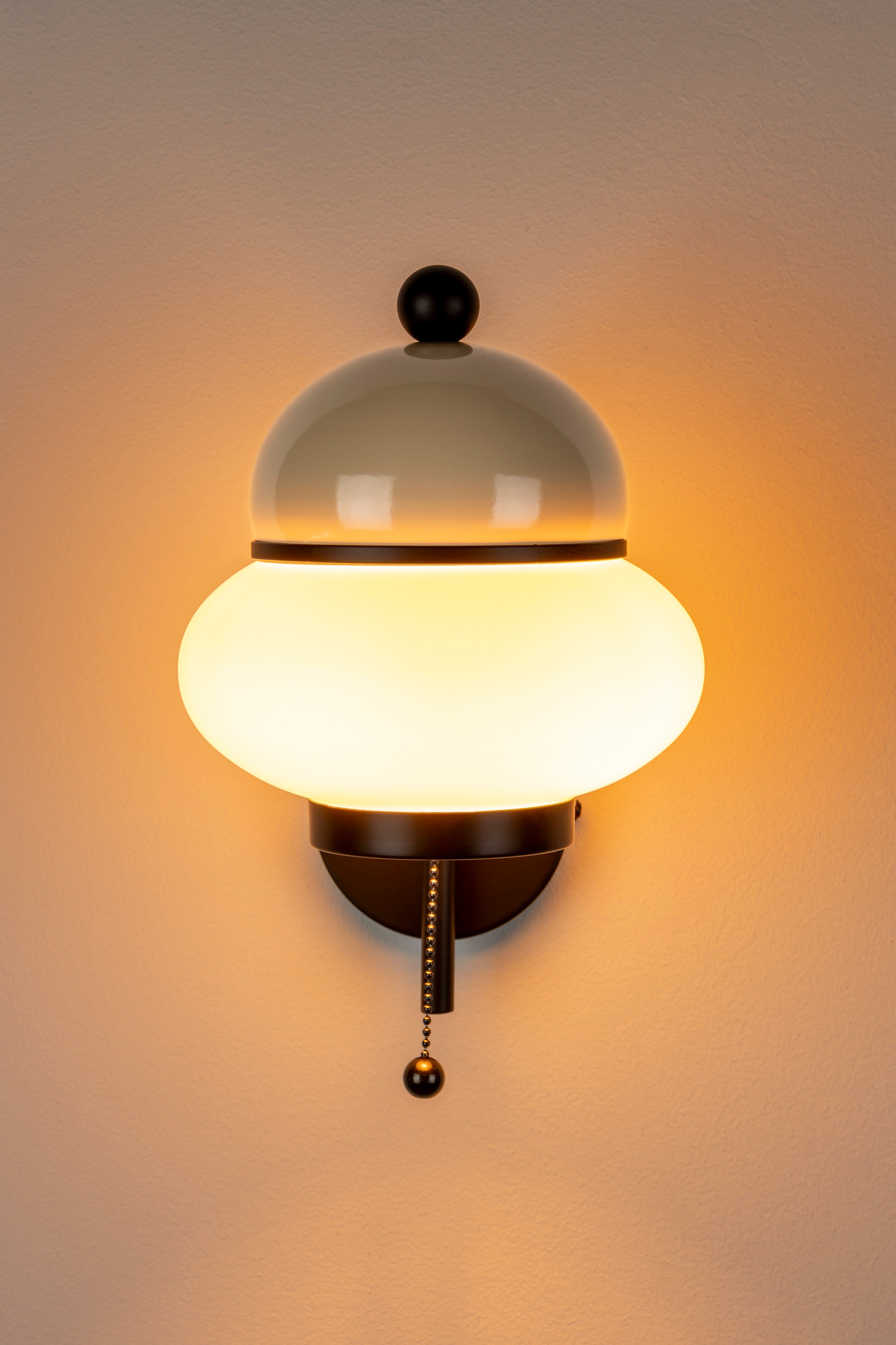 Wandleuchte BUMBLE in Beige mit schwarzem Finish