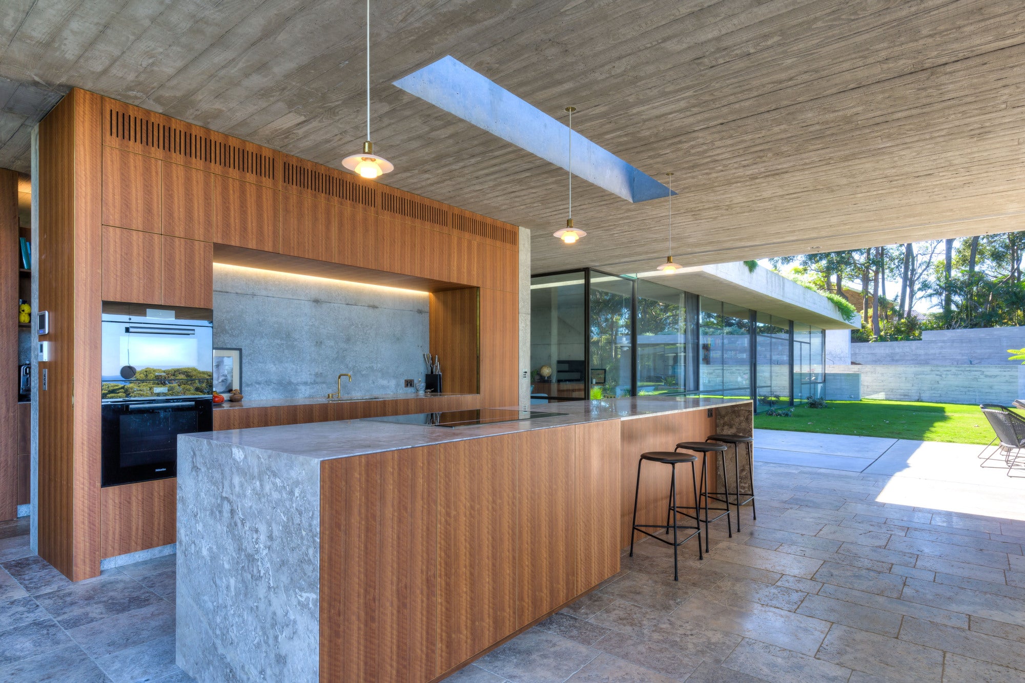 Pendelleuchte PH 2/1 weiß mit messingfarbener Oberfläche