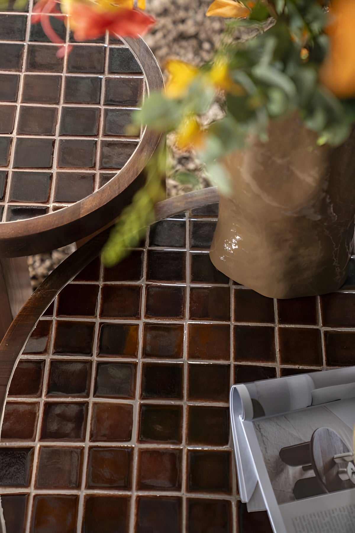Beistelltisch TILED UP aus dunkelbraunem Mangoholz