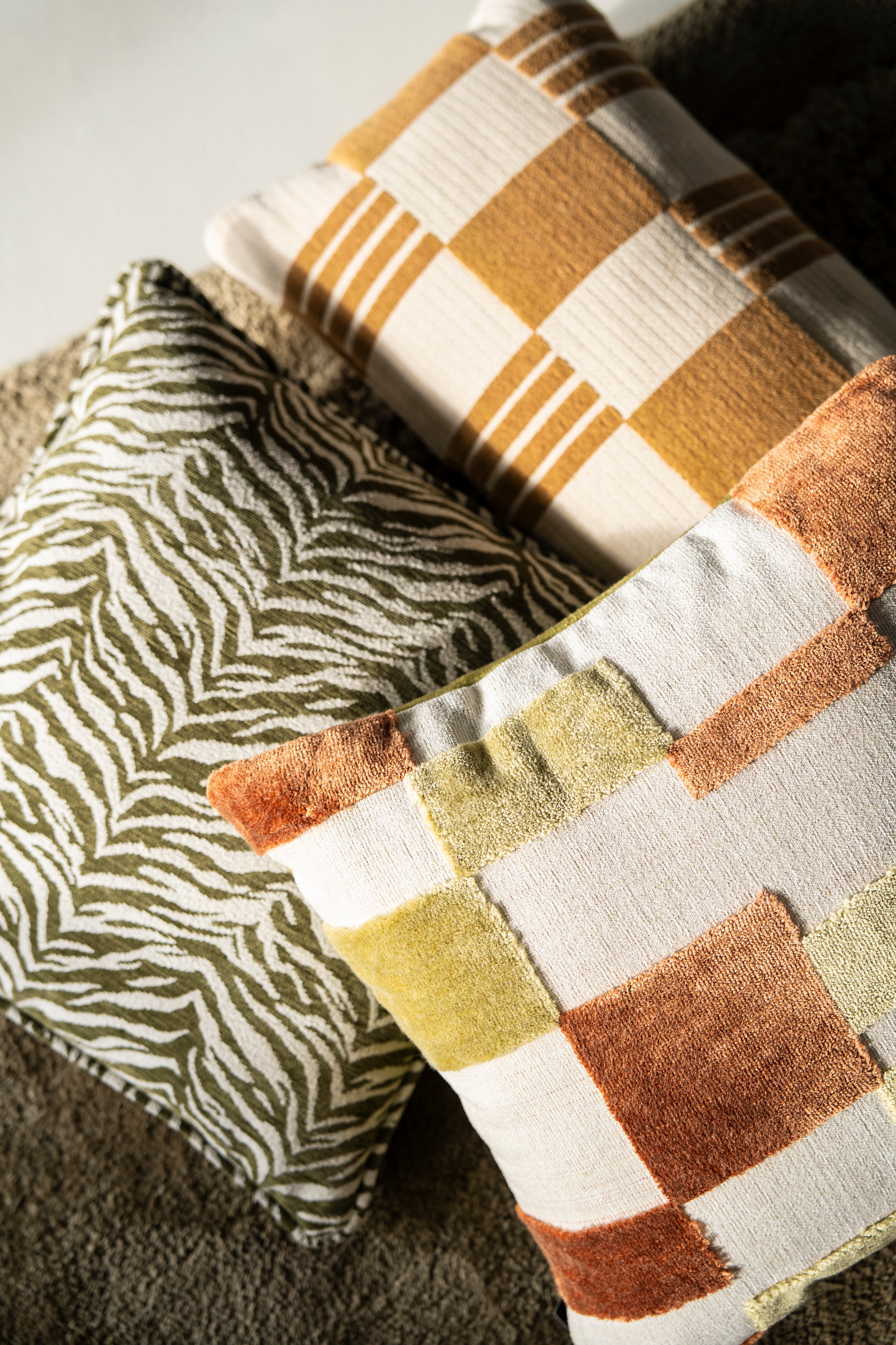 Poduszka TWIST musztardowy z beżowym