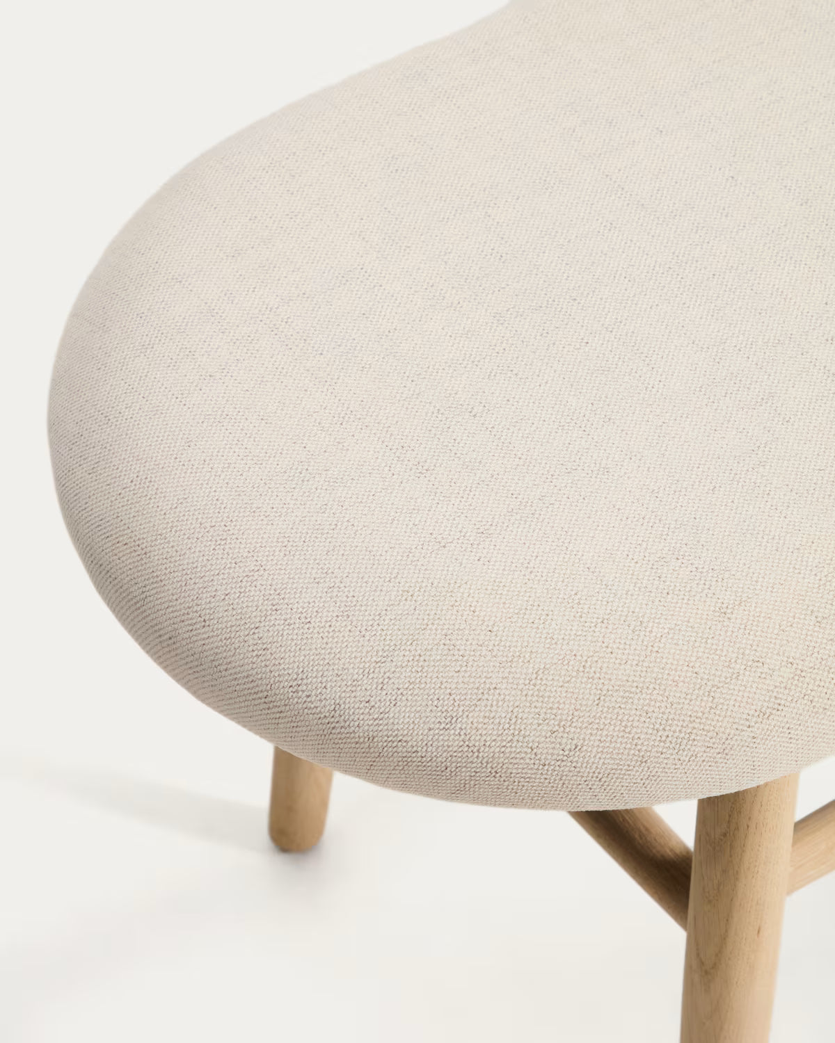 Bank HELDA in beige Chenille mit einer furnierten Eichenbasis