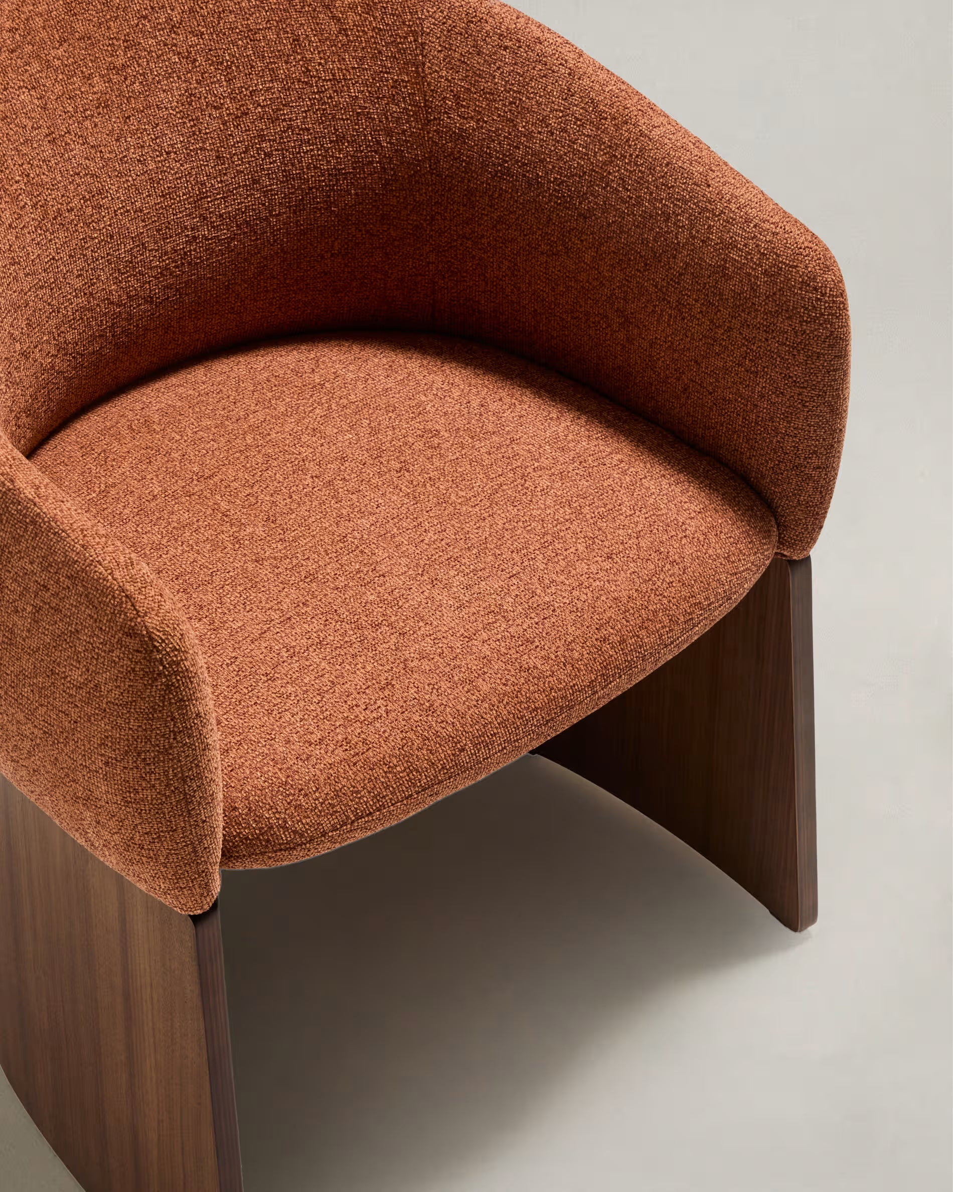Stuhl BOSCA ziegelroter Chenille mit einer Basis aus Nussbaumfurnier