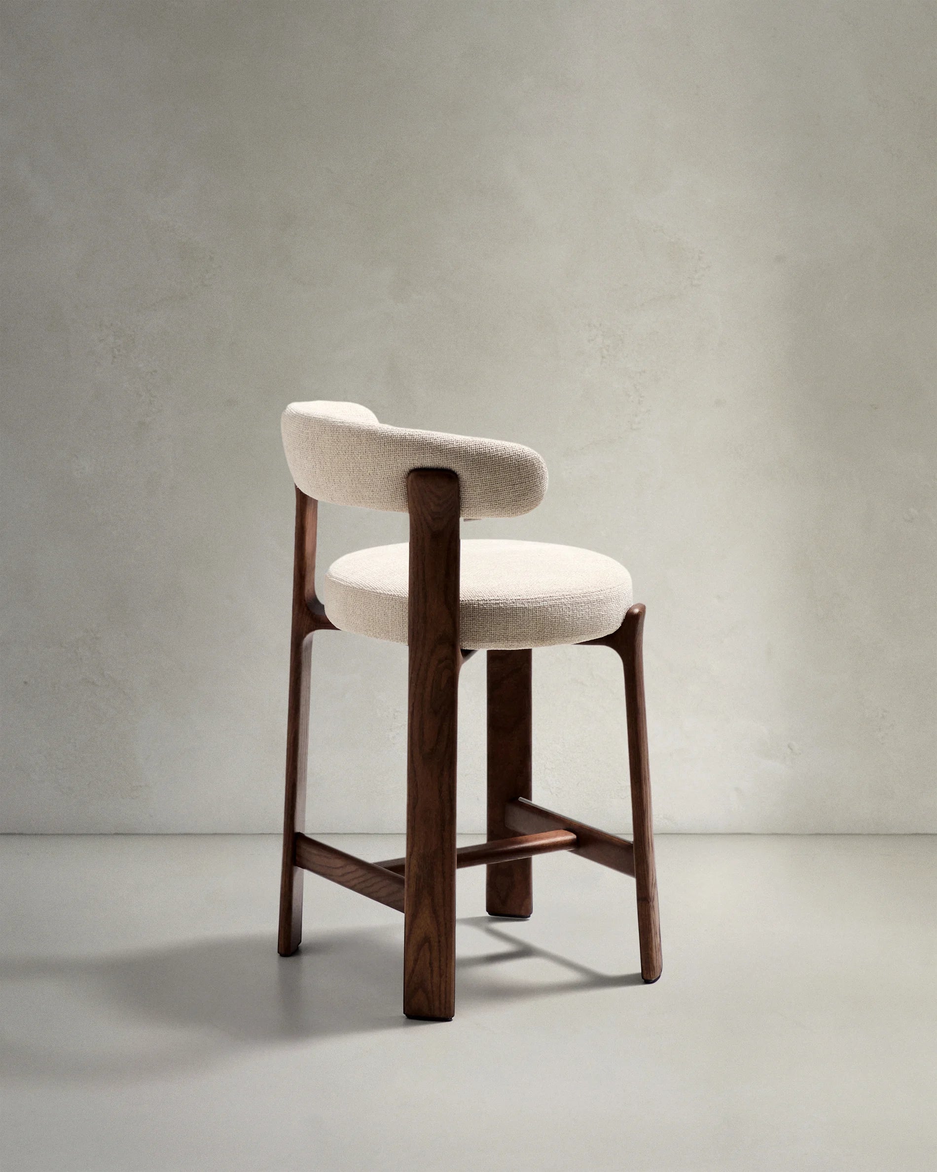 GRANITE beiger Chenille-Hocker mit dunklem Eschenholzgestell