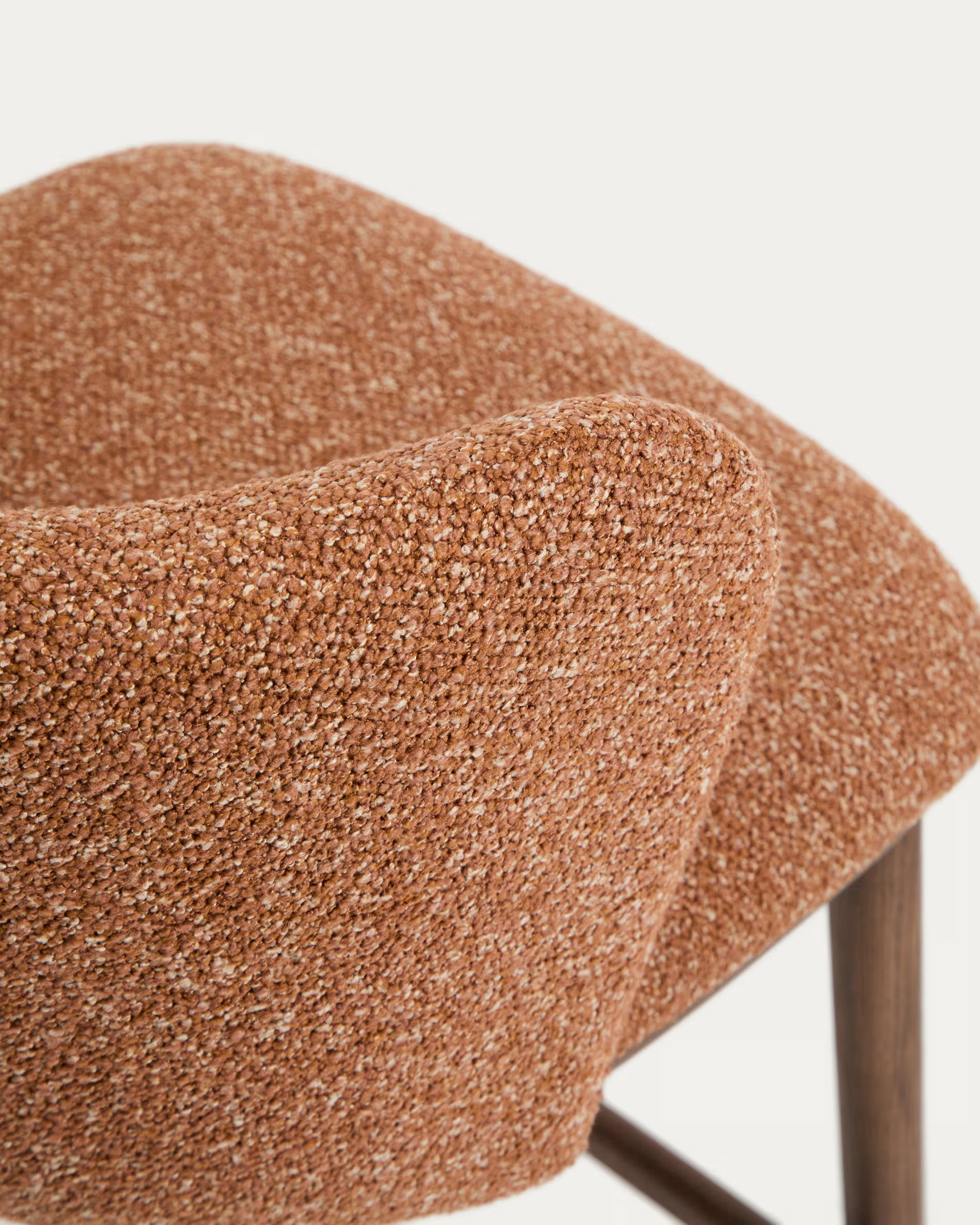 Barhocker CISELIA ziegelroter Chenille mit dunklem Eschenfuß