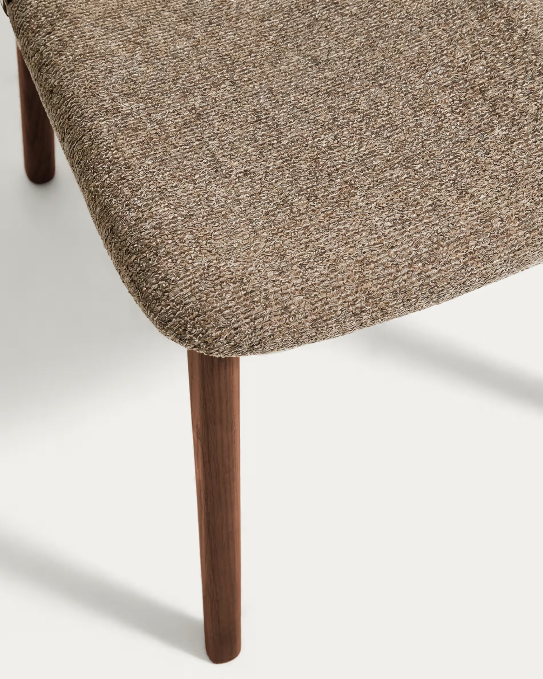 Stuhl ELNOR aus braunem Chenille mit Eichenbasis