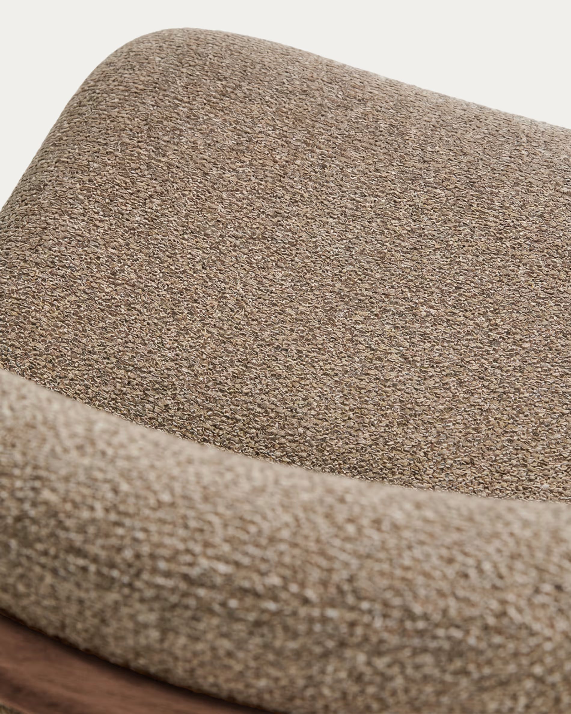 Stuhl ELNOR aus braunem Chenille mit Eichenbasis