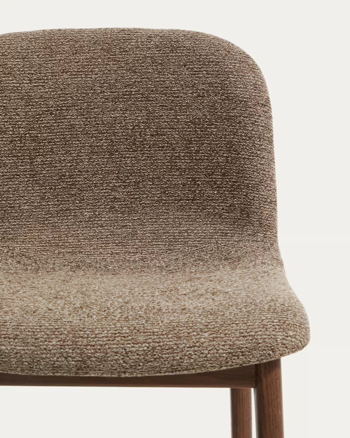 Hocker ELNOR in braunem Chenille mit Eichenbasis