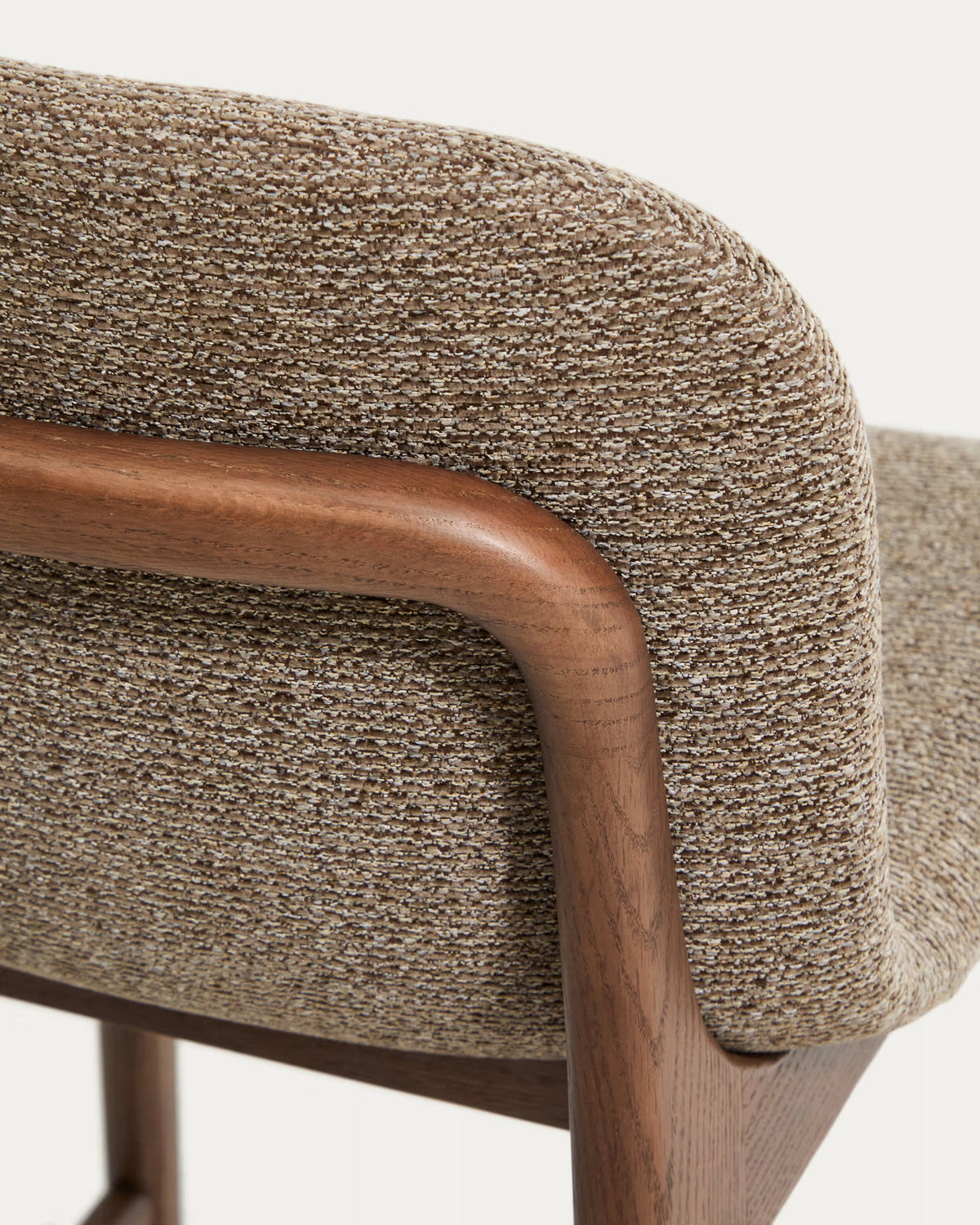 Hocker ELNOR in braunem Chenille mit Eichenbasis