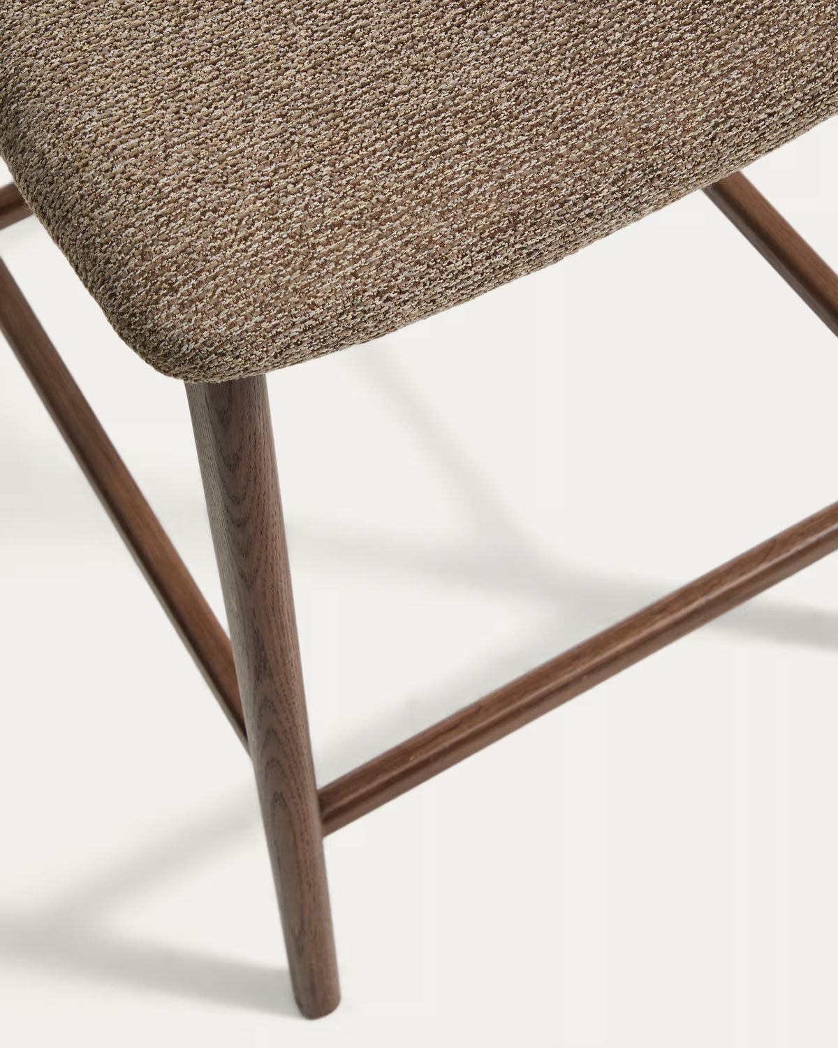 Hocker ELNOR in braunem Chenille mit Eichenbasis