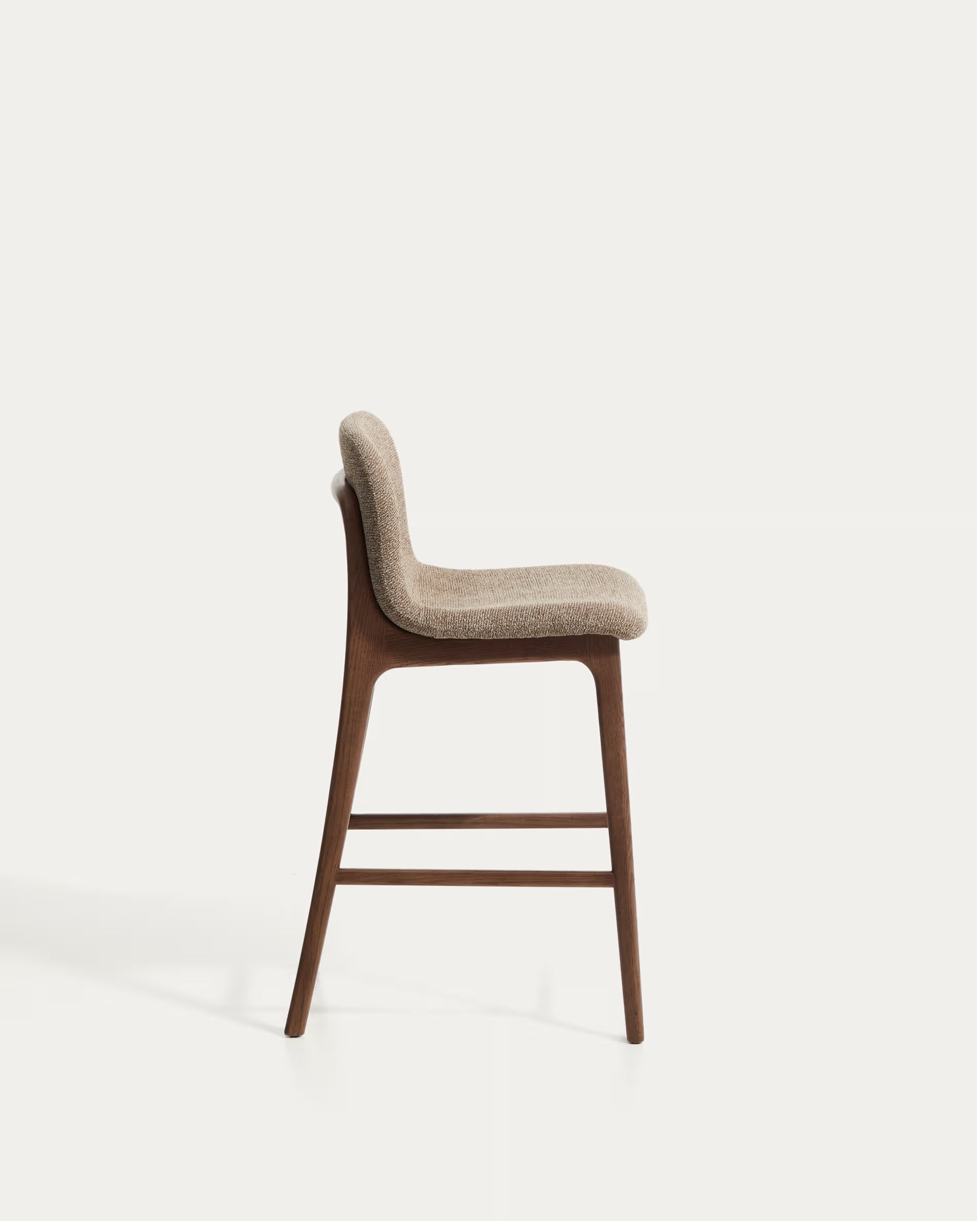 Hocker ELNOR in braunem Chenille mit Eichenbasis