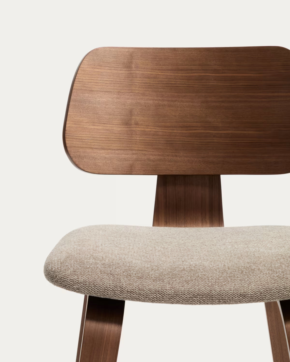 Barhocker GENA in beigem Chenille mit furniertem Nussbaumgestell