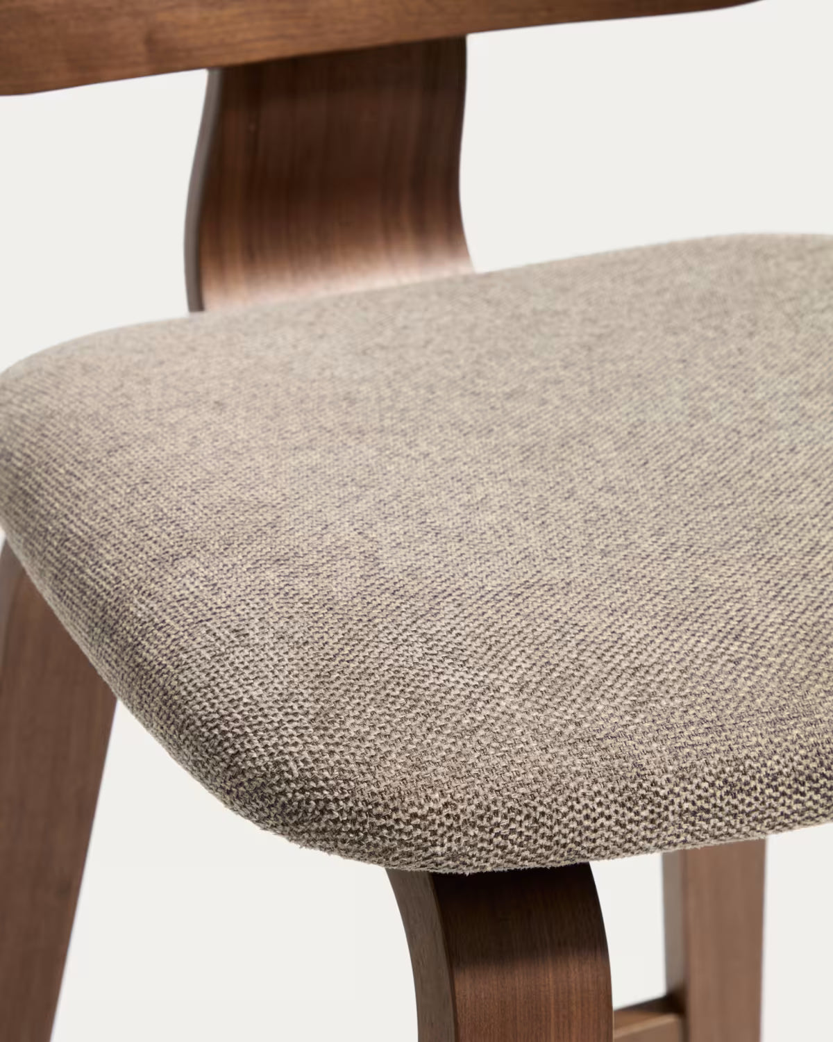 Barhocker GENA in beigem Chenille mit furniertem Nussbaumgestell