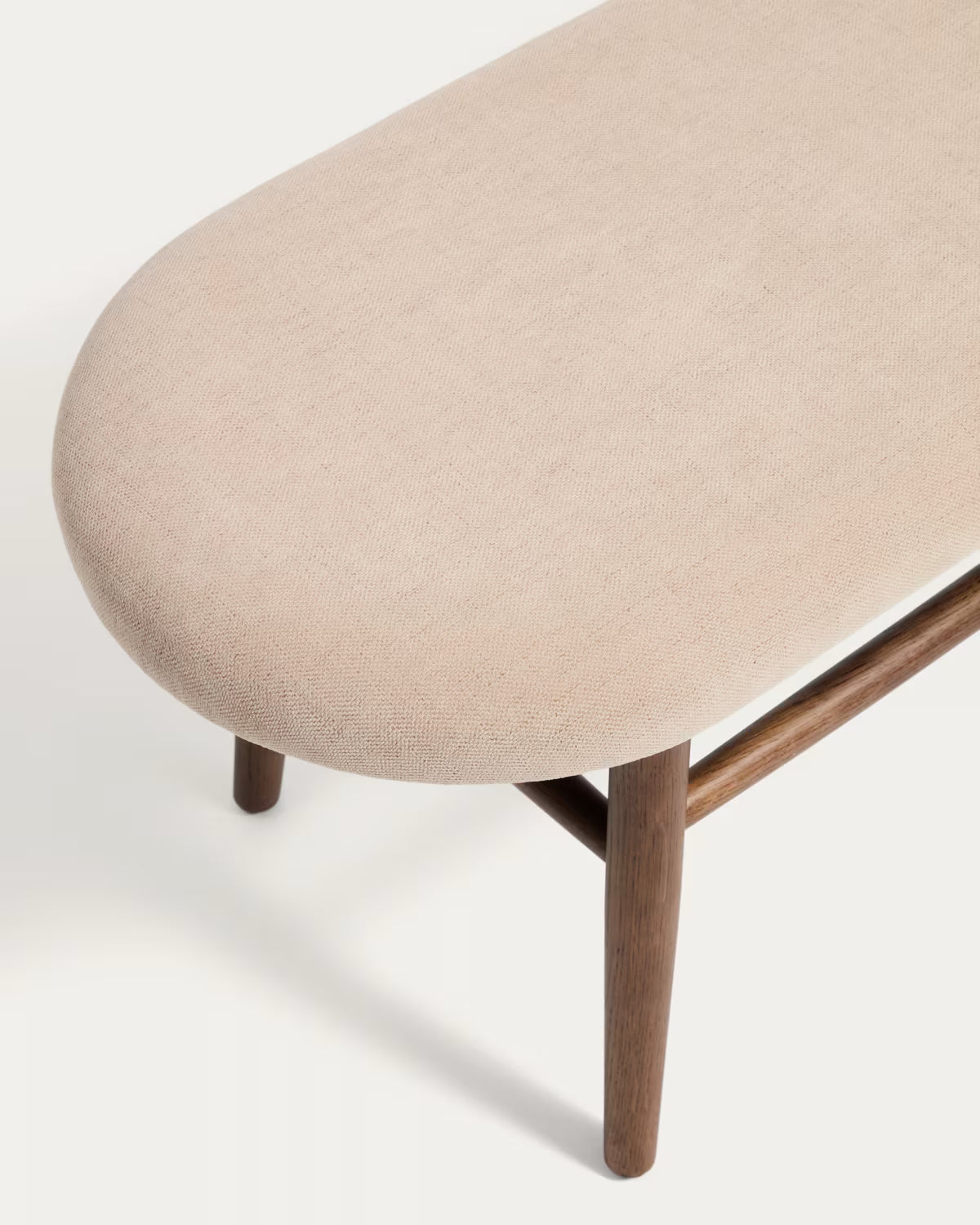 Bank HELDA in beige Chenille mit dunkler furnierter Eichenbasis