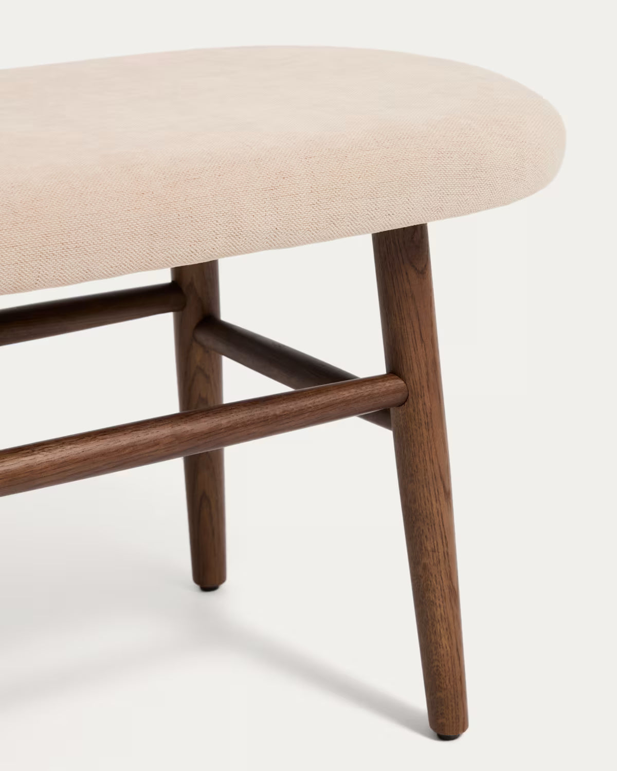 Bank HELDA in beige Chenille mit dunkler furnierter Eichenbasis