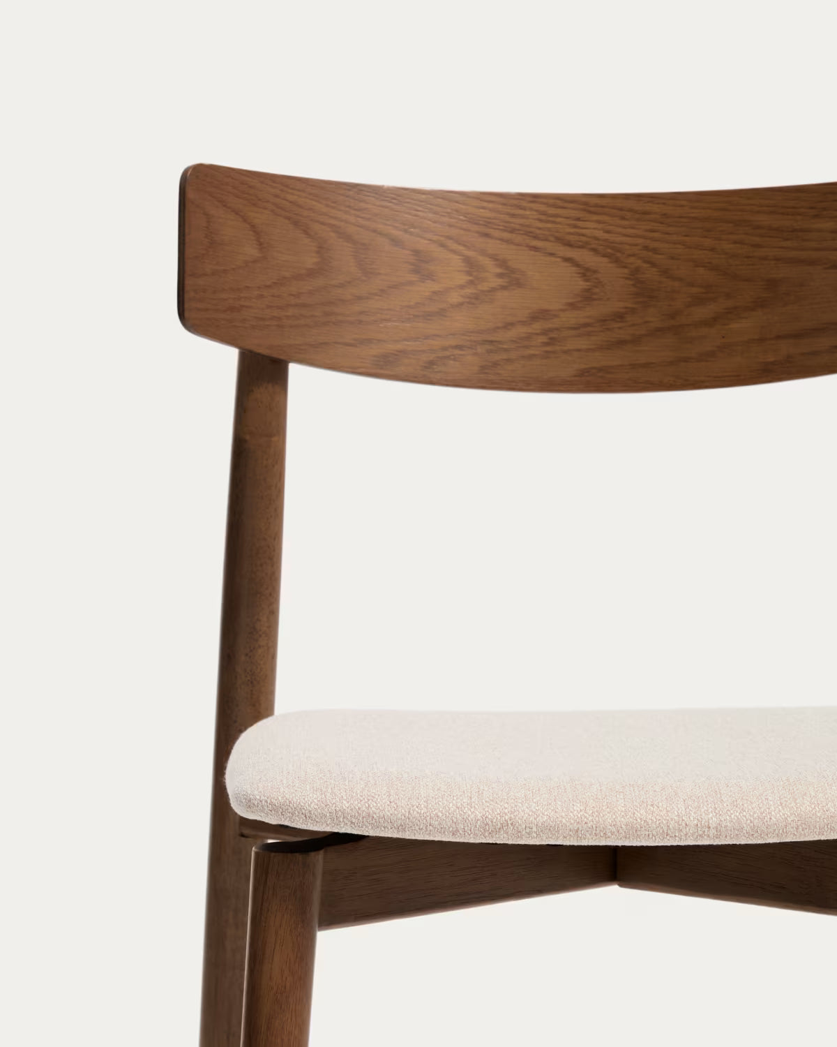 Stuhl EVERA in beigem Chenille mit dunklem, furniertem Eichenfuß.
