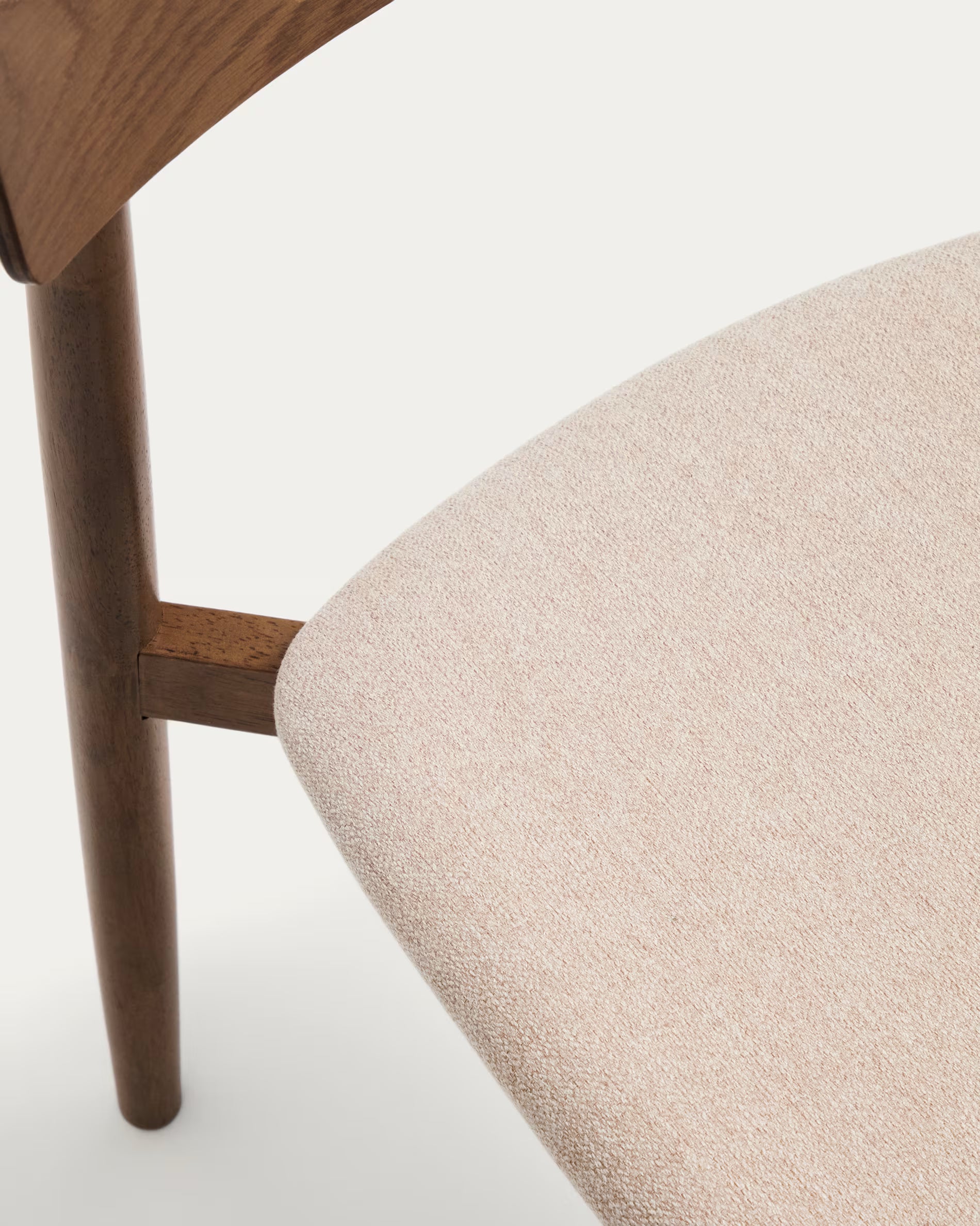 Stuhl EVERA in beigem Chenille mit dunklem, furniertem Eichenfuß.