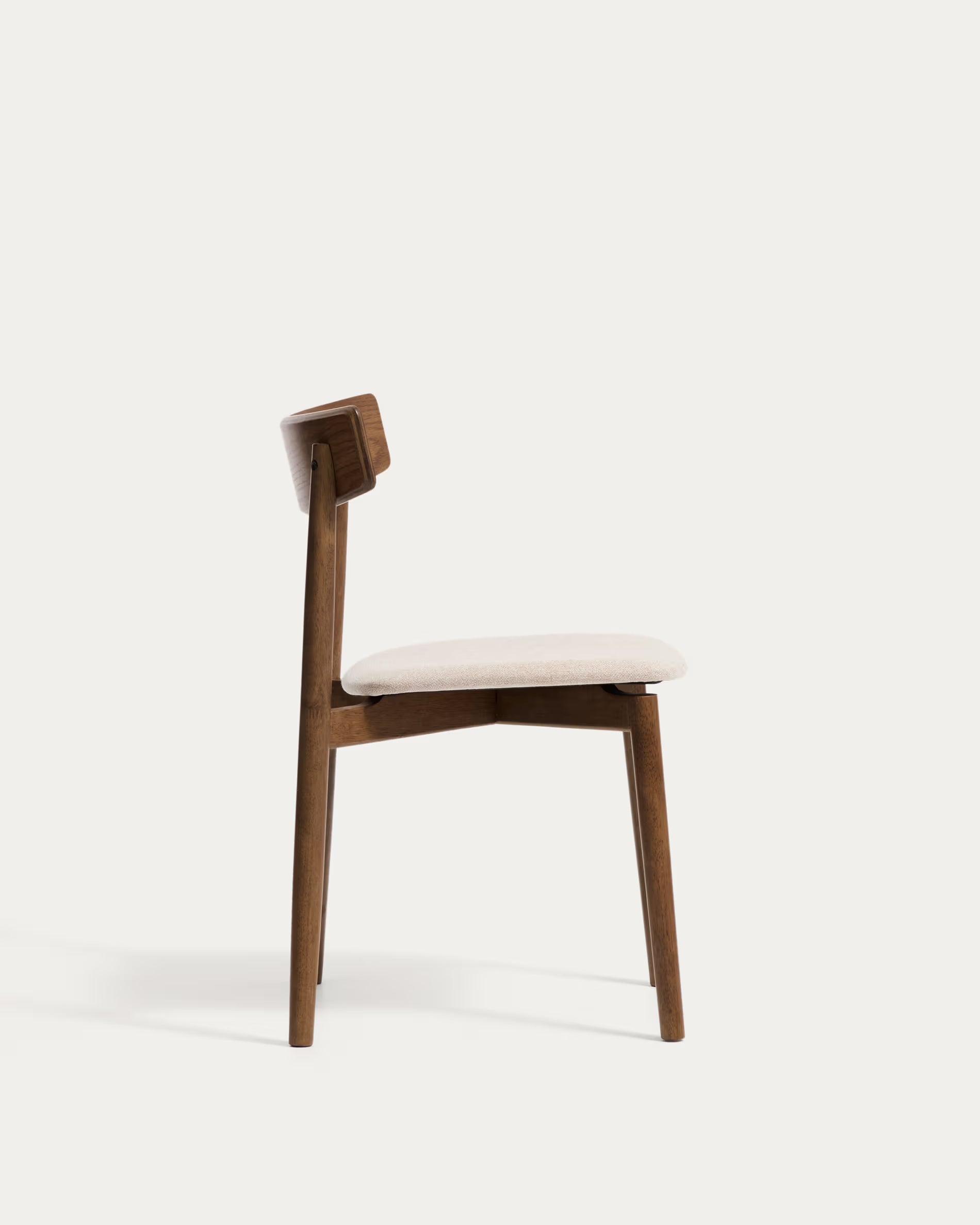 Stuhl EVERA in beigem Chenille mit dunklem, furniertem Eichenfuß.