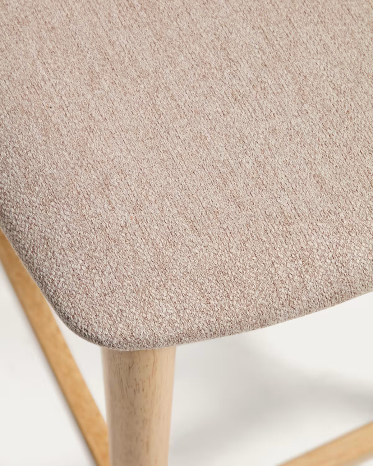 Hocker EVERA in beigem Chenille mit furniertem Eichenfuß.