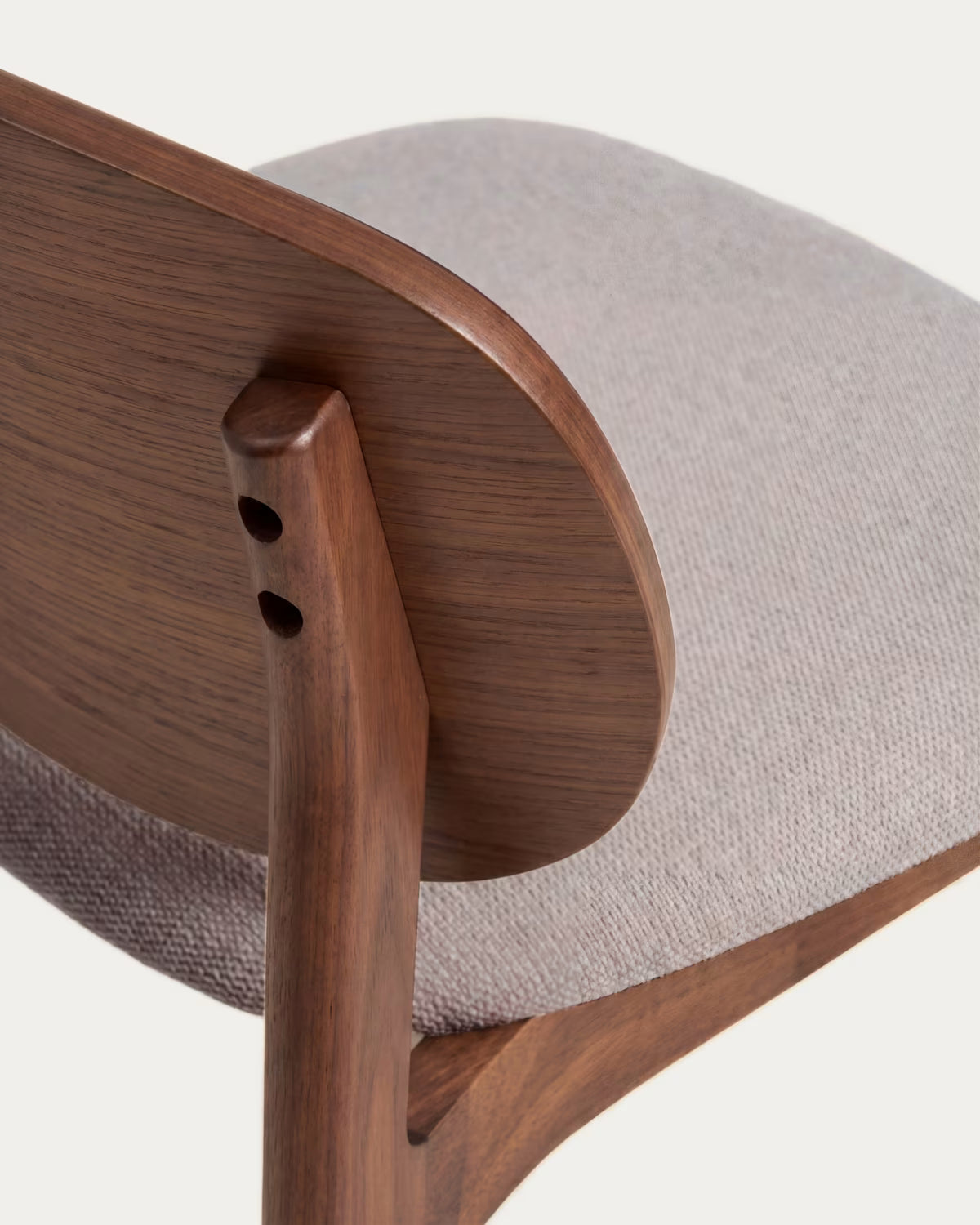Stuhl LUDARA aus braunem Chenille mit einem dunklen, furnierten Eichenfuß.